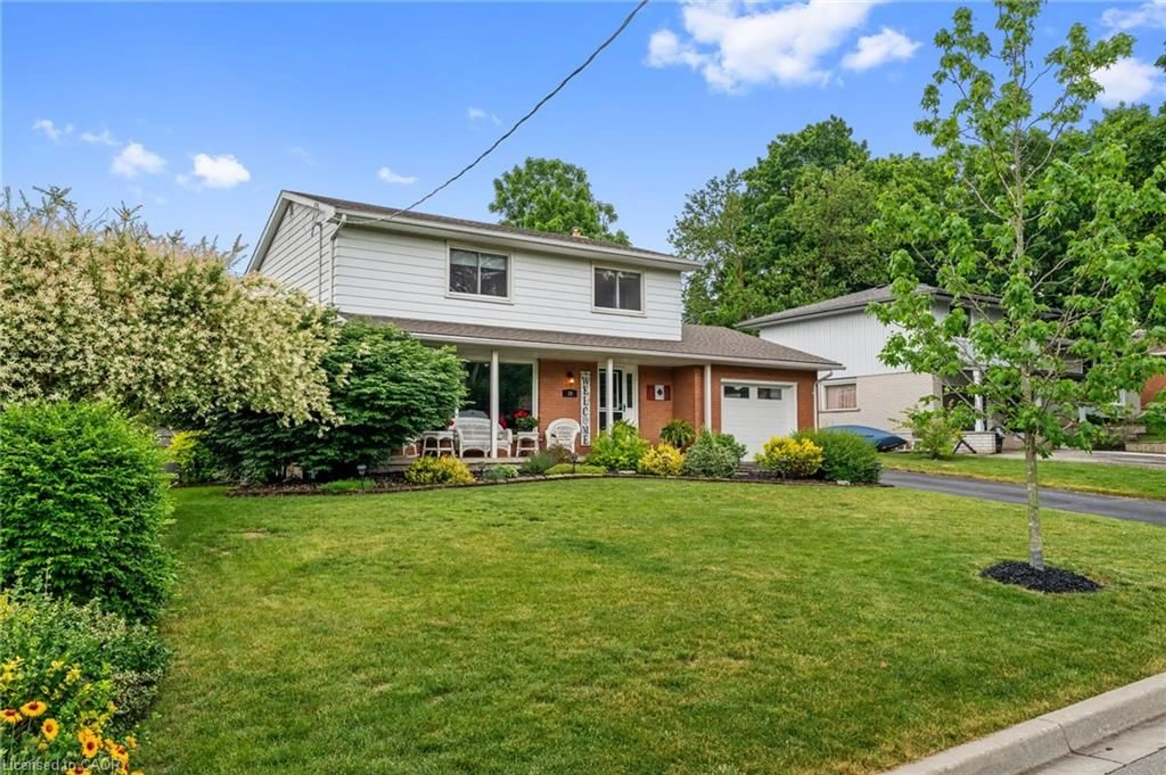 Home with vinyl exterior material, street for 39 Holden Ave, Simcoe Ontario N3Y 4E4