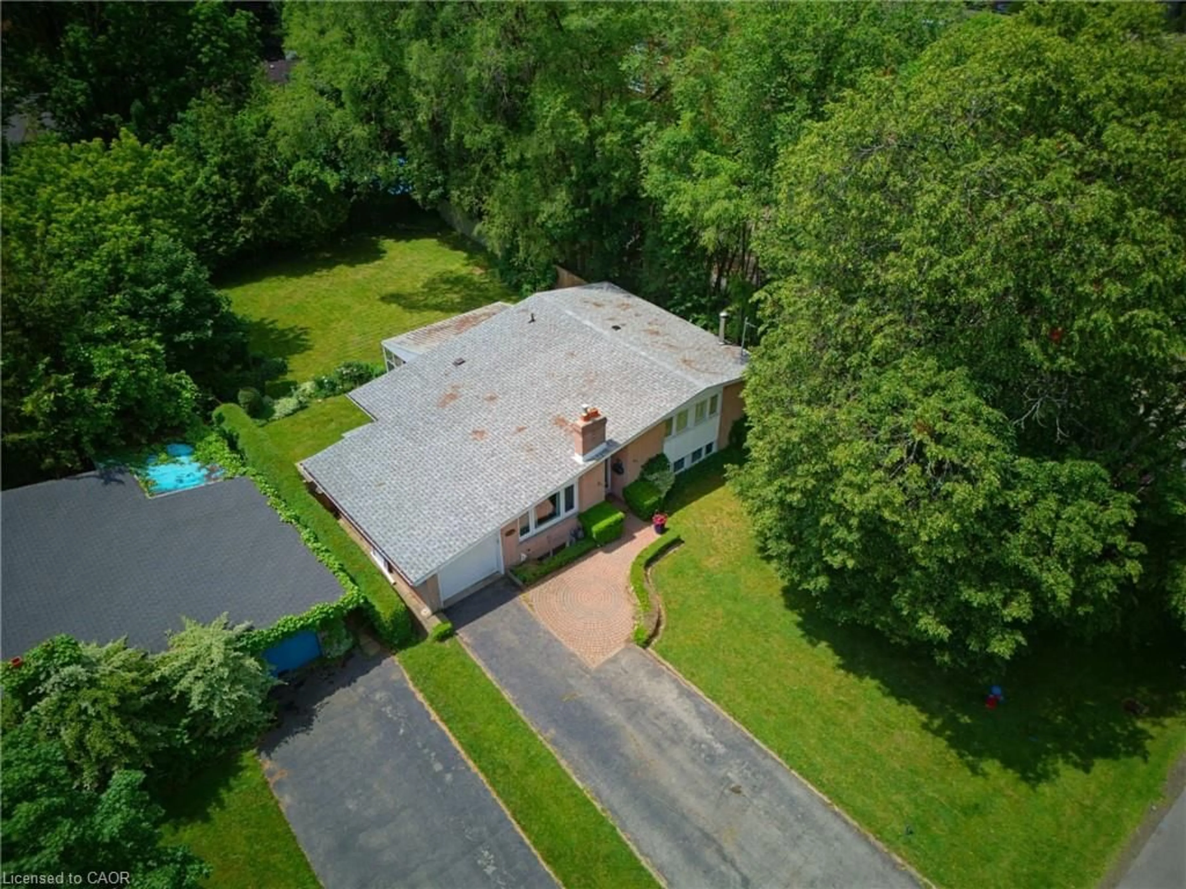 A pic from outside/outdoor area/front of a property/back of a property/a pic from drone, unknown for 320 River Side Dr, Oakville Ontario L6K 3N4