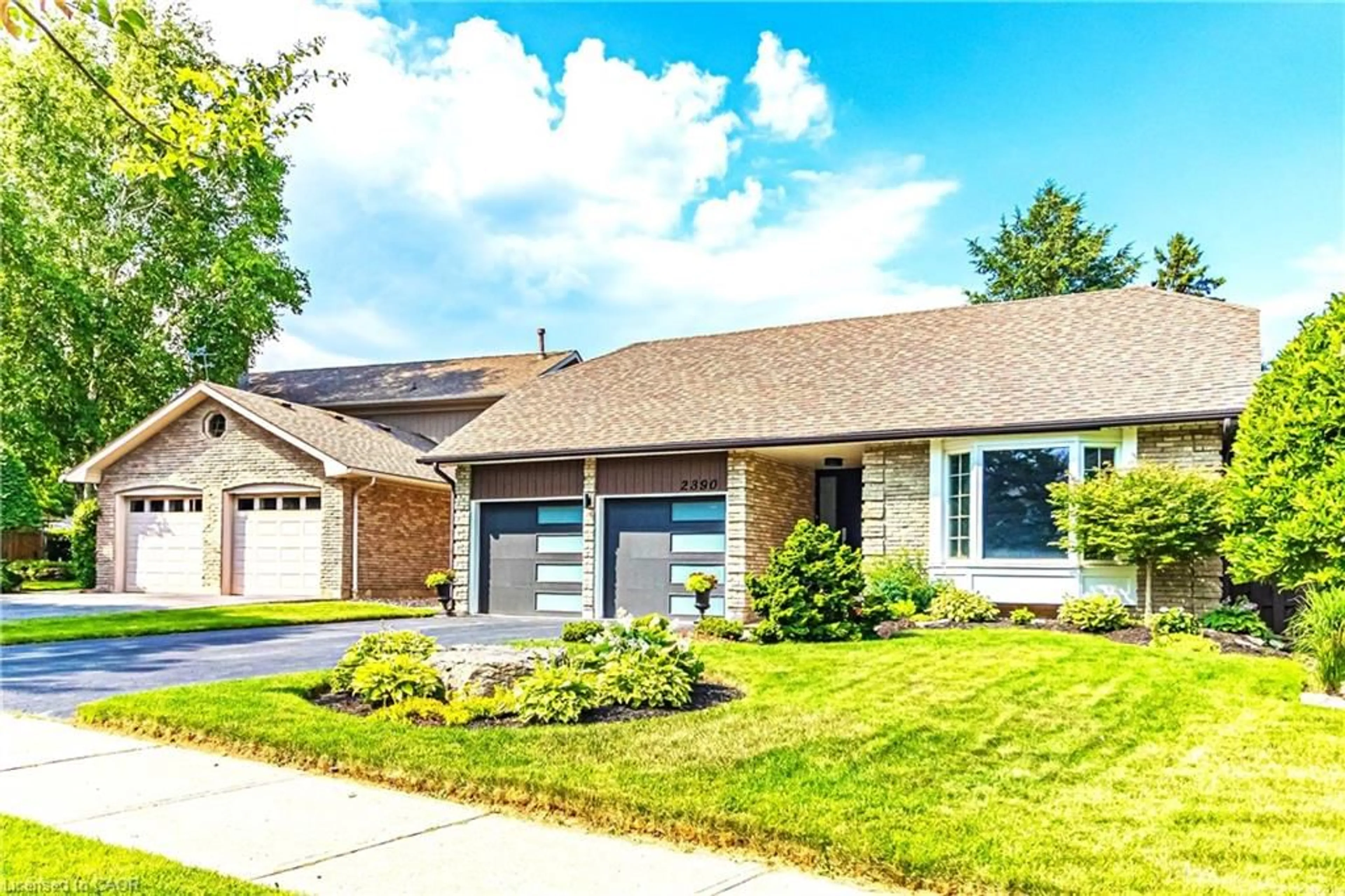Home with brick exterior material, street for 2390 Sinclair Cir, Burlington Ontario L7P 3C3