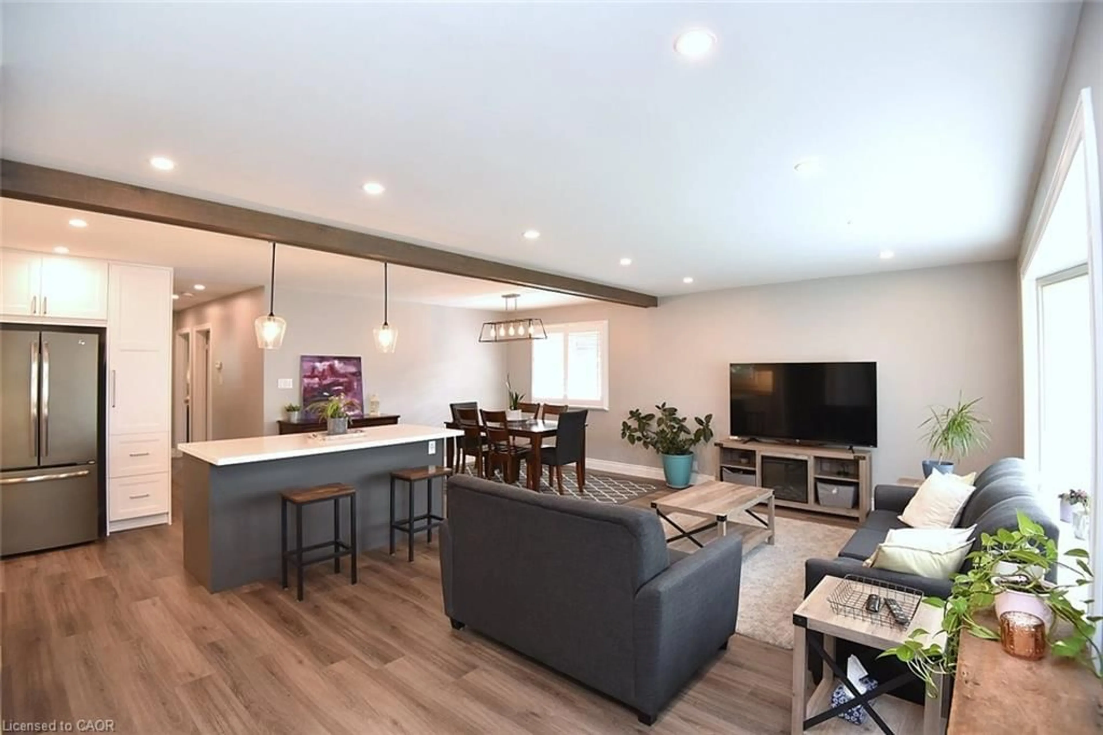 Open concept kitchen, wood/laminate floor for 7 Monarch Crt, Dundas Ontario L9H 3W2