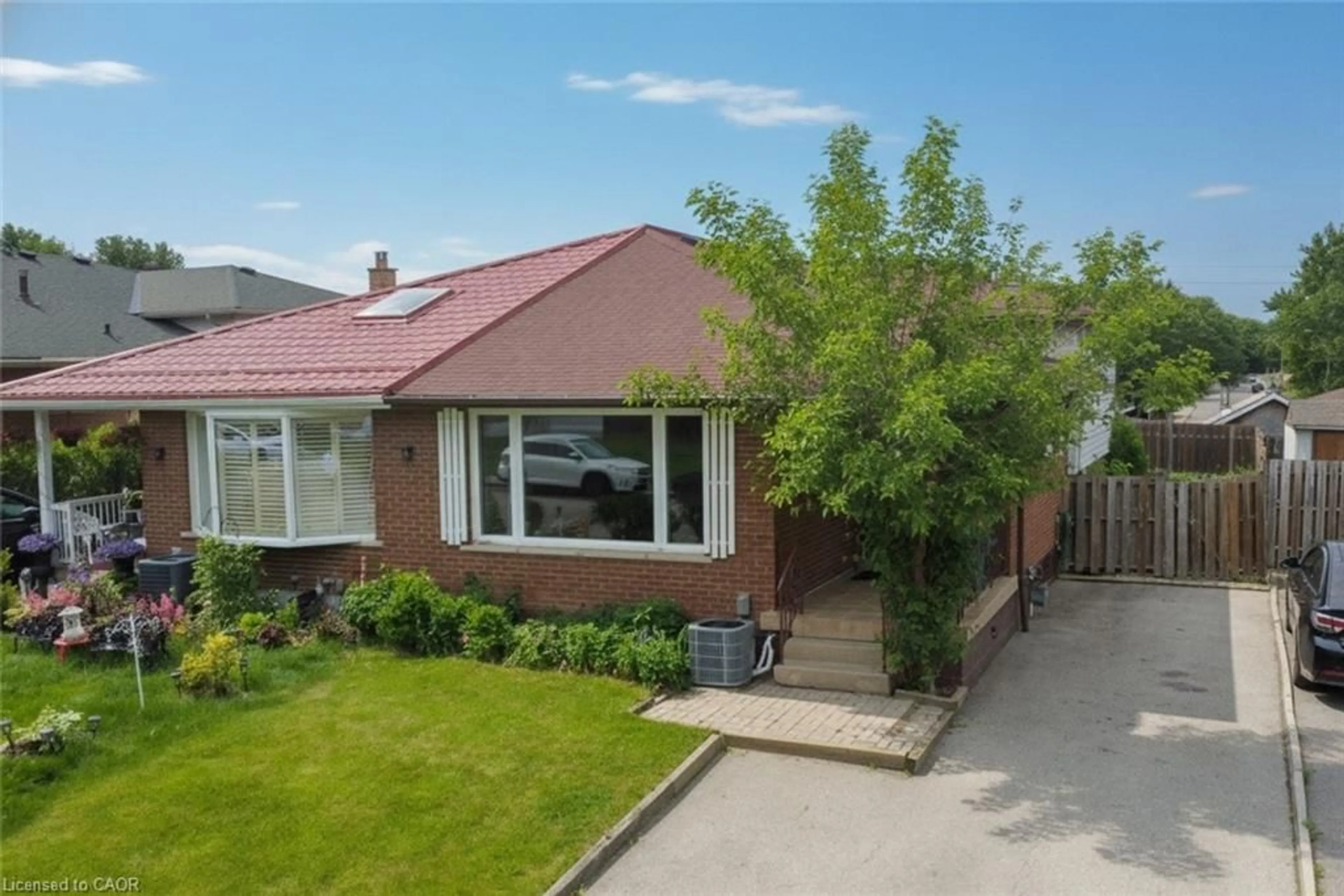 A pic from outside/outdoor area/front of a property/back of a property/a pic from drone, street for 68 Tindale Crt, Hamilton Ontario L8K 6C7