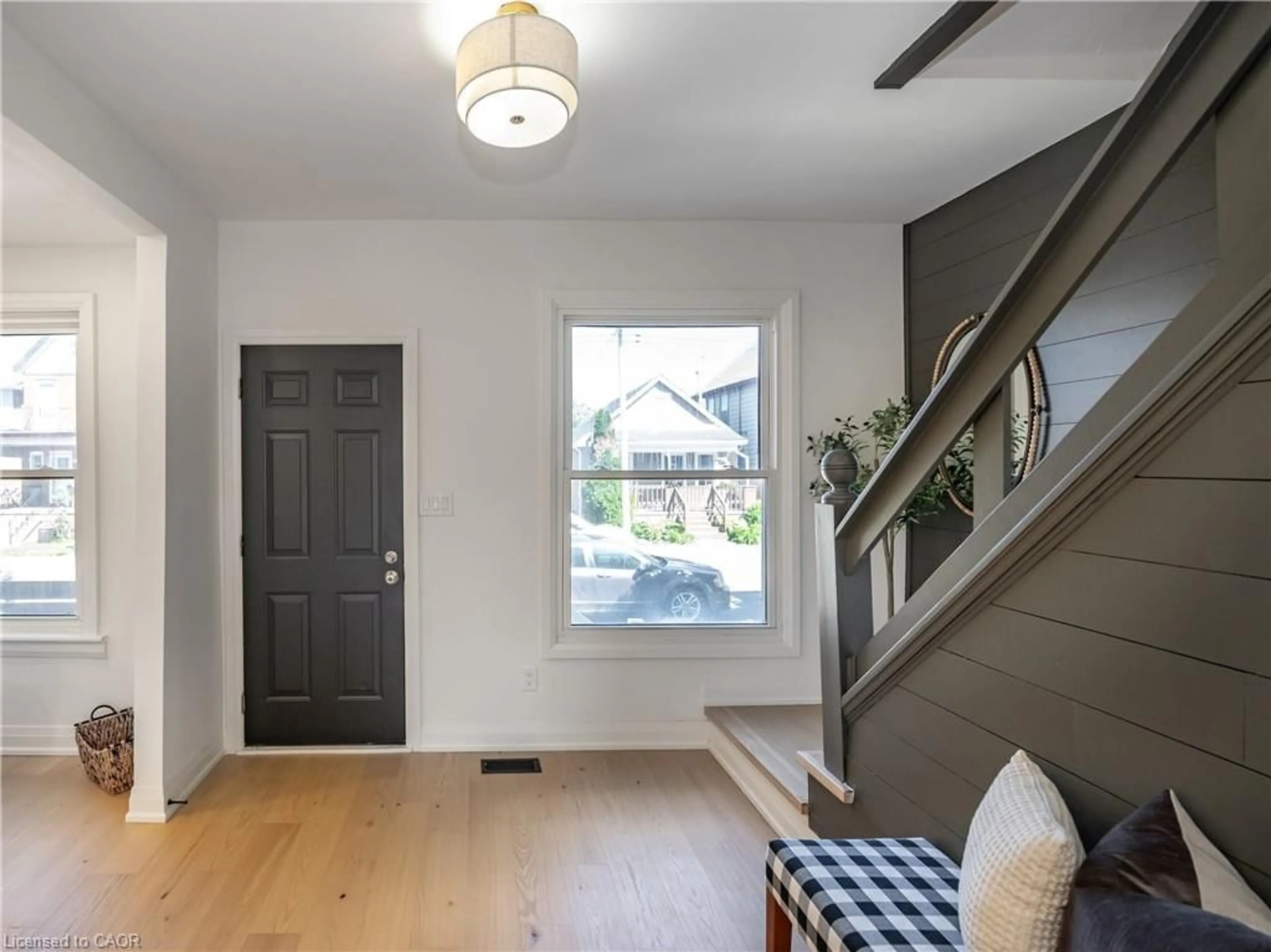 Indoor entryway for 213 Rosslyn Ave, Hamilton Ontario L8L 7P8