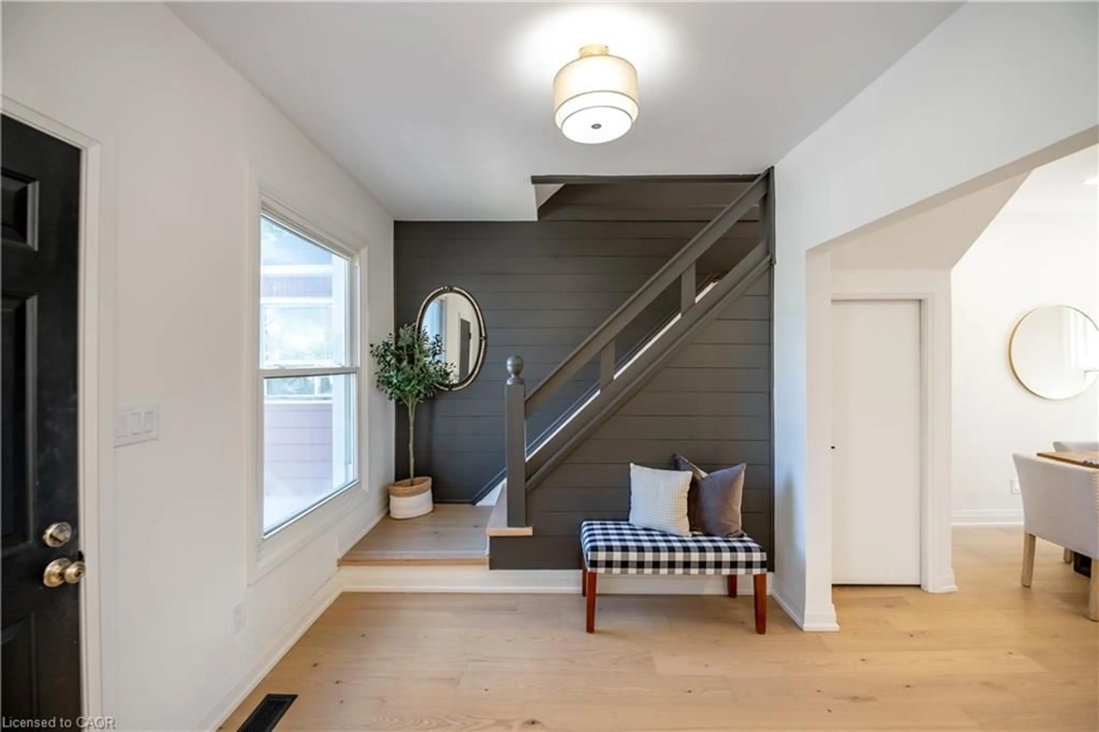 Indoor entryway for 213 Rosslyn Ave, Hamilton Ontario L8L 7P8