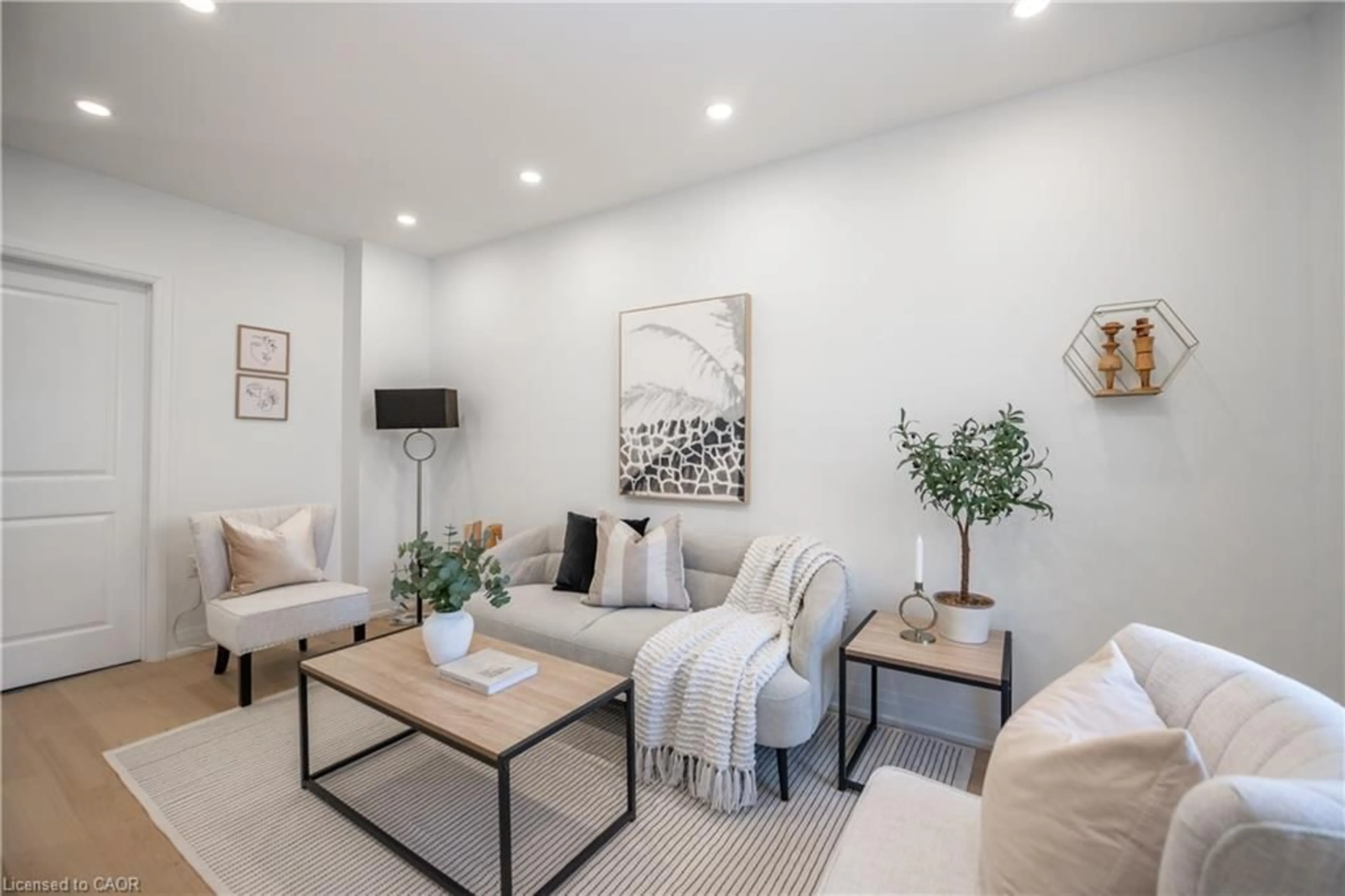 Living room with furniture, unknown for 213 Rosslyn Ave, Hamilton Ontario L8L 7P8