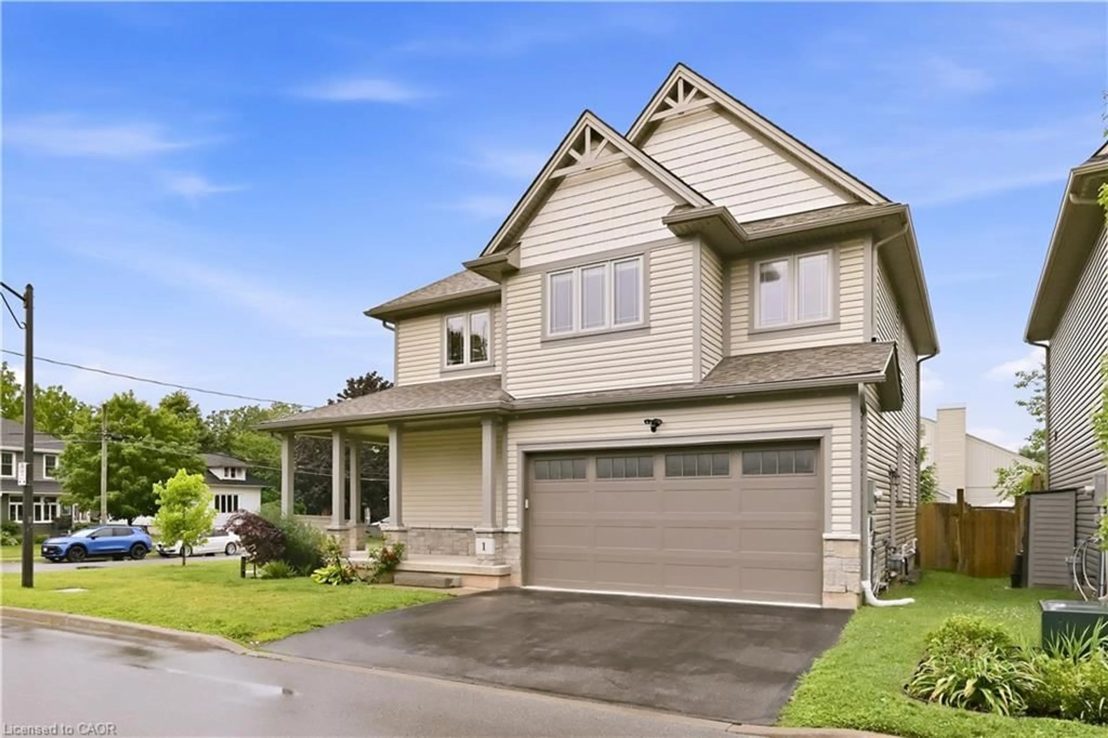 Home with vinyl exterior material, street for 1 Lindsay Way, Grimsby Ontario L3M 0H6
