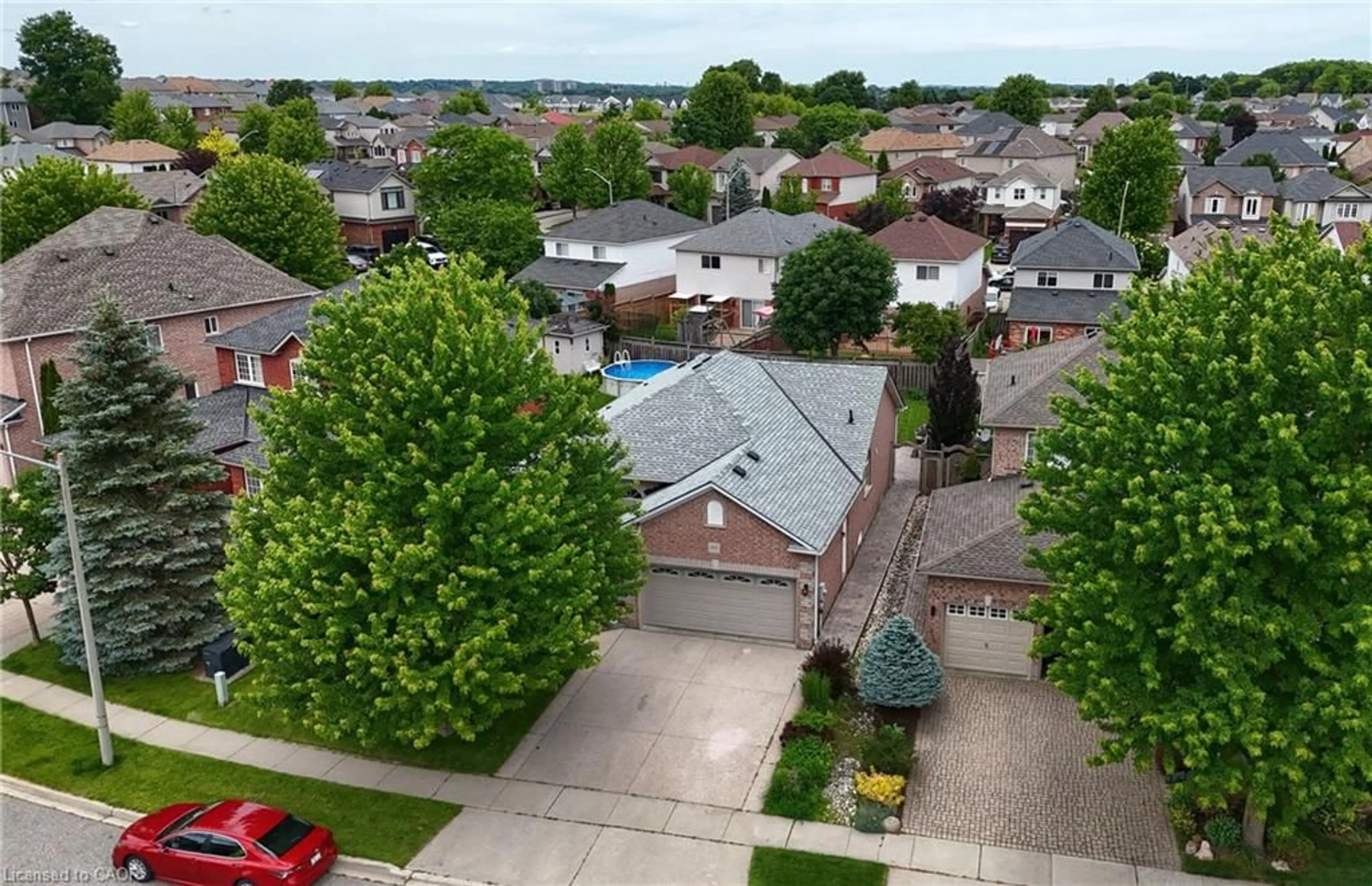 A pic from outside/outdoor area/front of a property/back of a property/a pic from drone, street for 95 Drinkwater Dr, Cambridge Ontario N1P 1G5