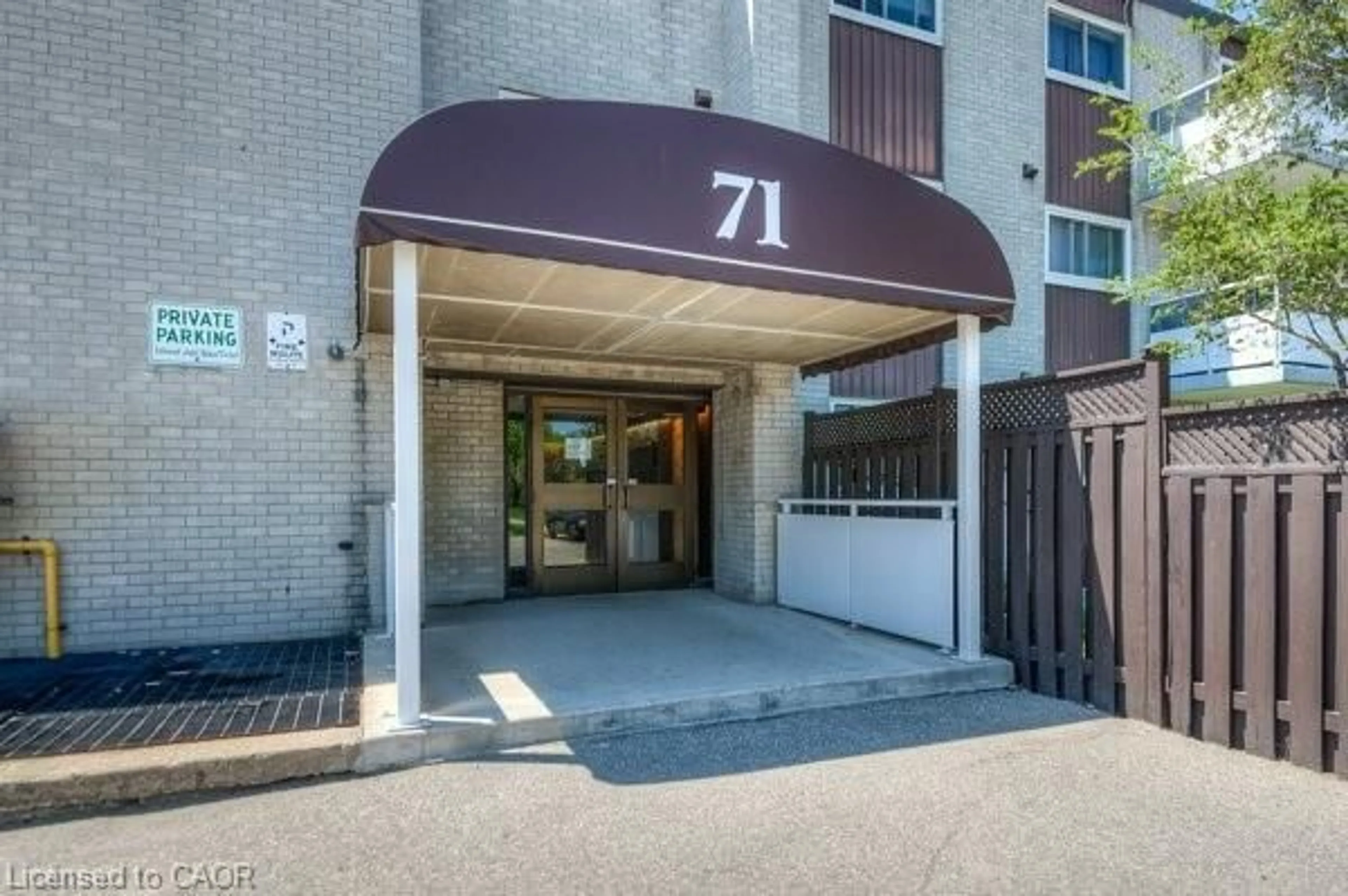 Indoor foyer for 71 Vanier Dr #301, Kitchener Ontario N2C 1J4