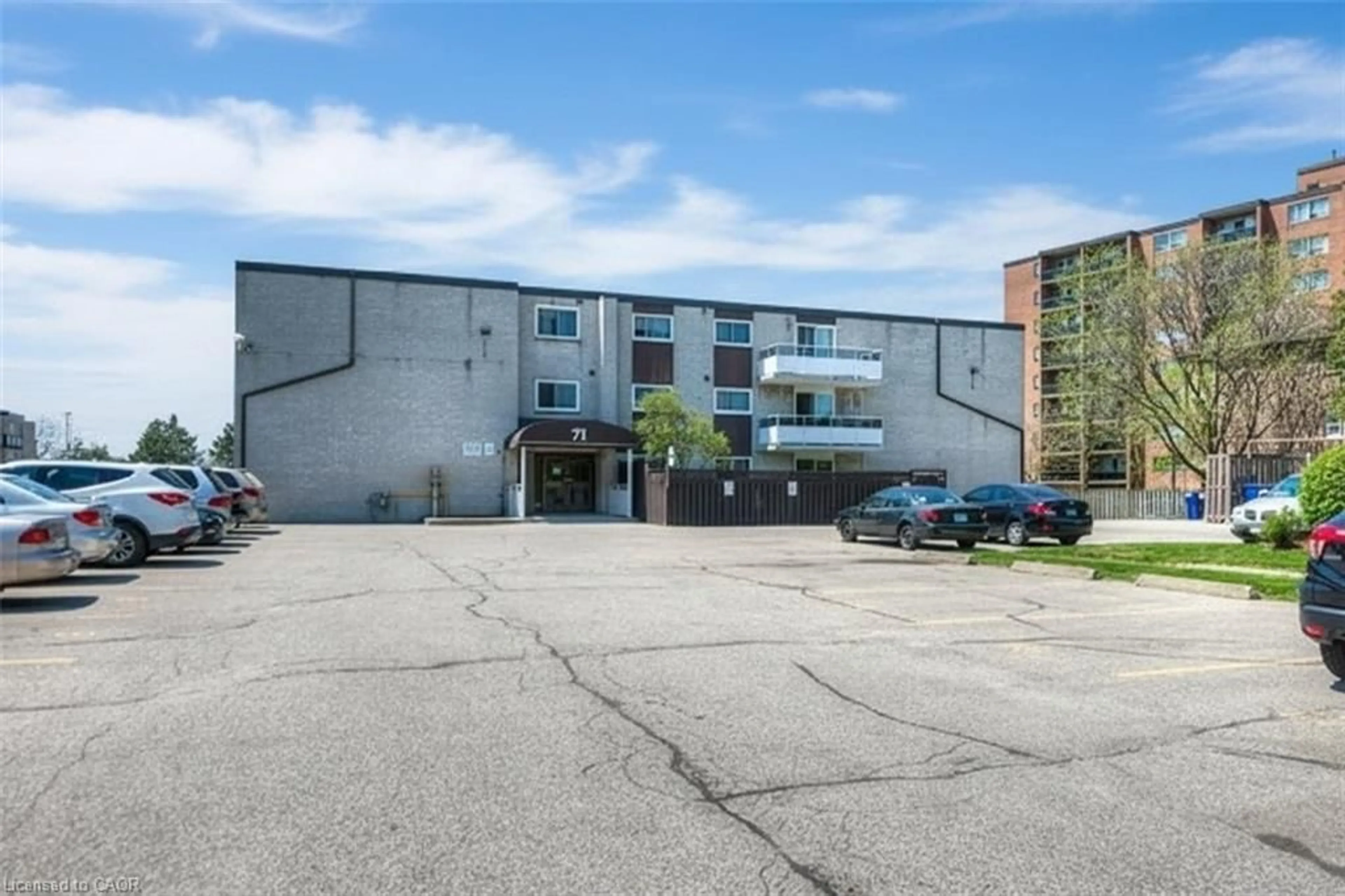 Patio, building for 71 Vanier Dr #301, Kitchener Ontario N2C 1J4