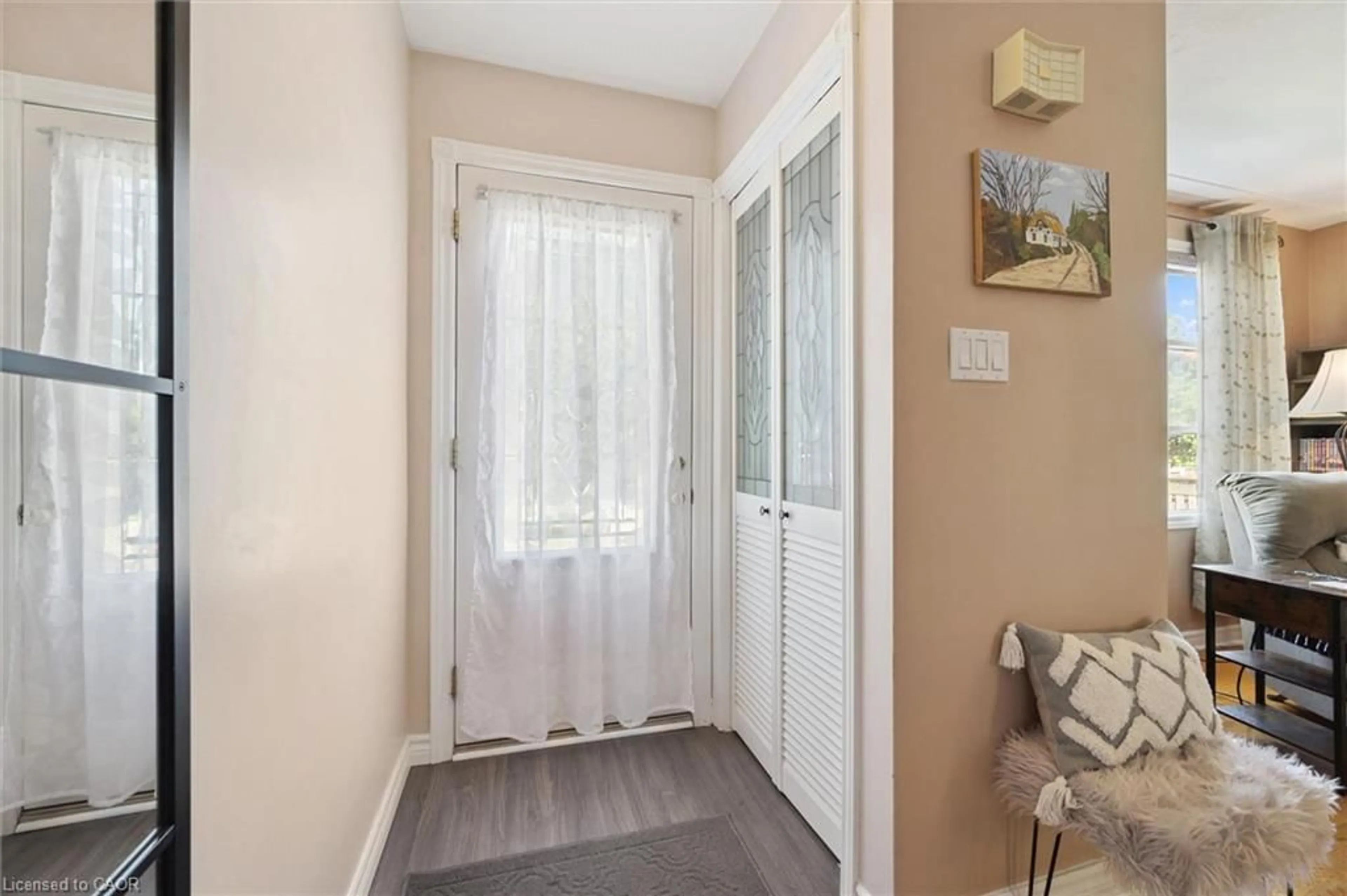 Indoor entryway for 73 Henry St, Cambridge Ontario N1R 3W5