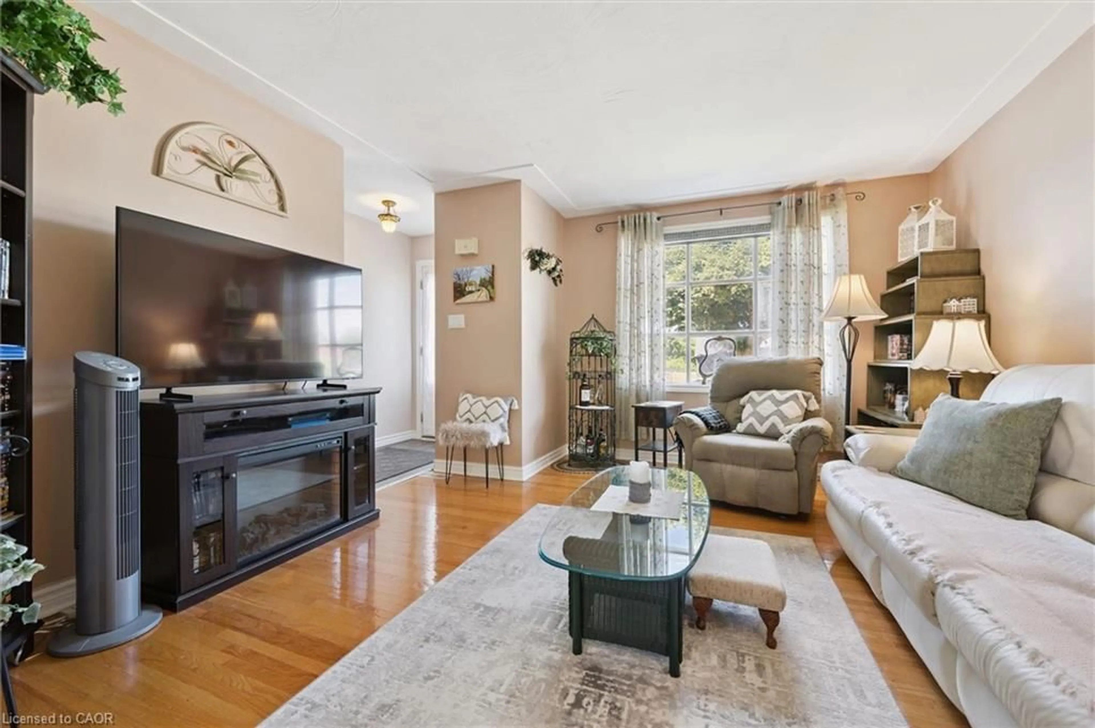 Living room with furniture, unknown for 73 Henry St, Cambridge Ontario N1R 3W5