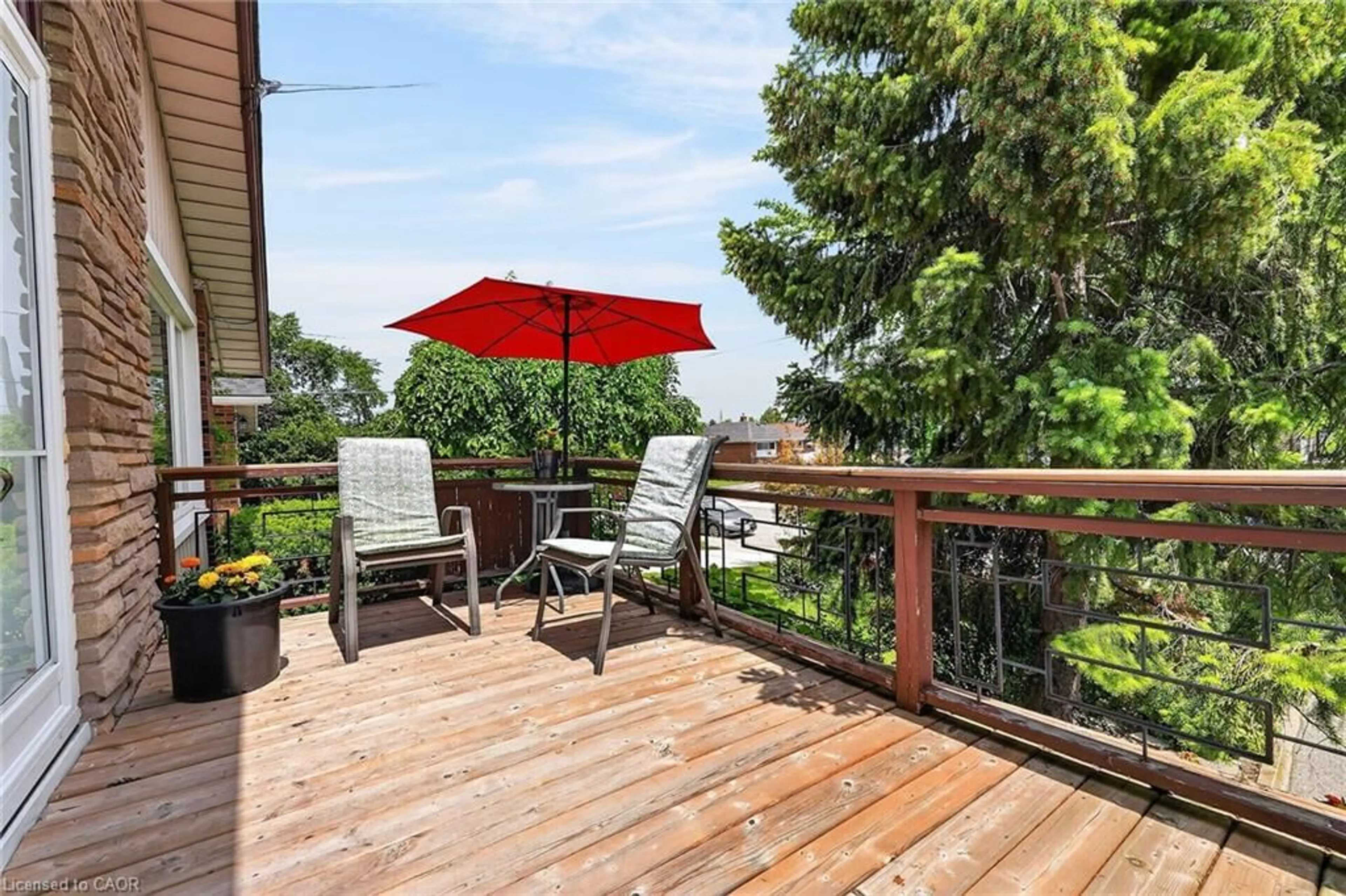 Patio, water/lake/river/ocean view for 10 Helga Crt, Hamilton Ontario L8V 3K2
