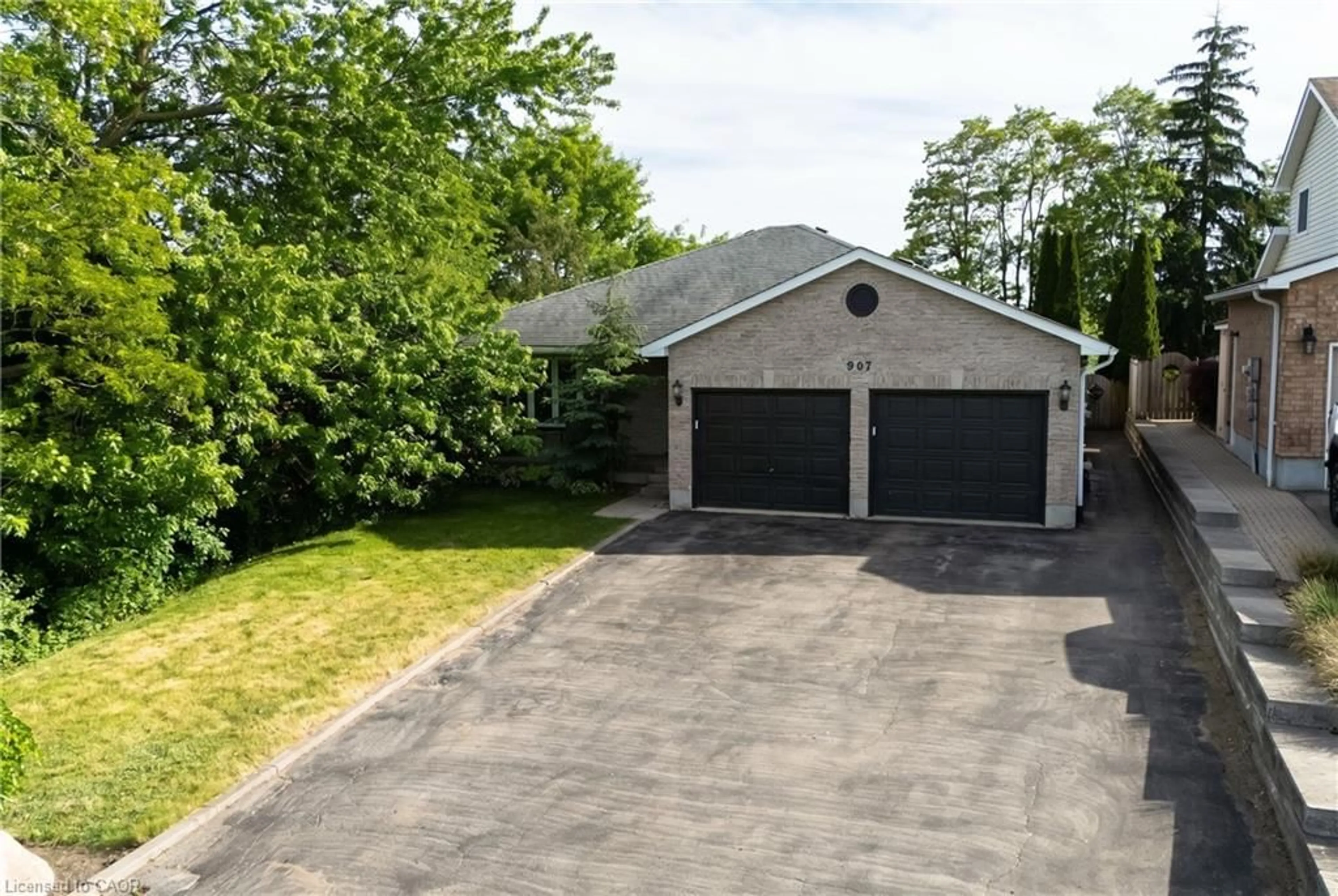 A pic from outside/outdoor area/front of a property/back of a property/a pic from drone, street for 907 Doon Village Rd, Kitchener Ontario N2P 1A1