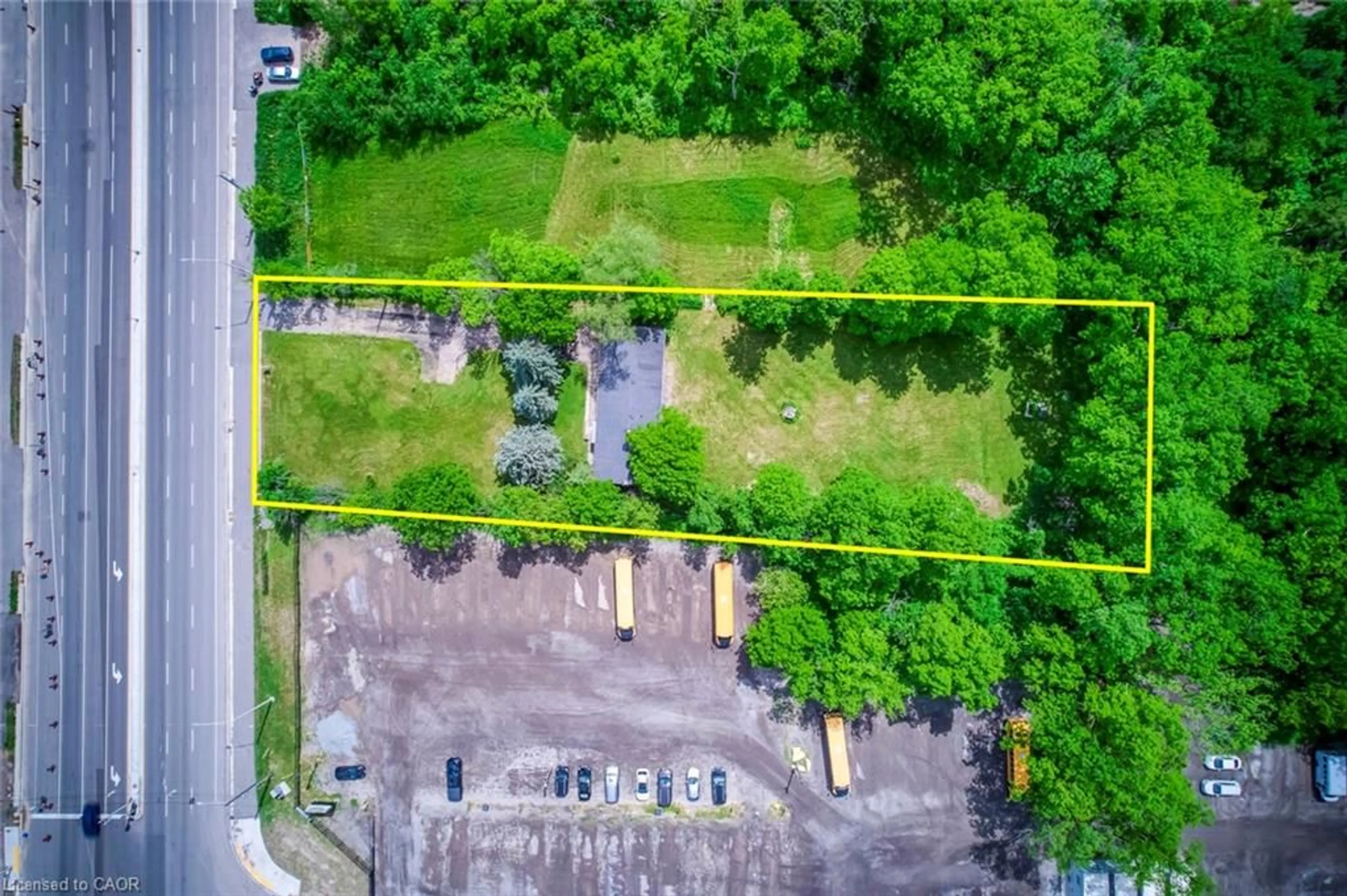 A pic from outside/outdoor area/front of a property/back of a property/a pic from drone, unknown for 5371 Dundas St, Burlington Ontario L7R 3X4