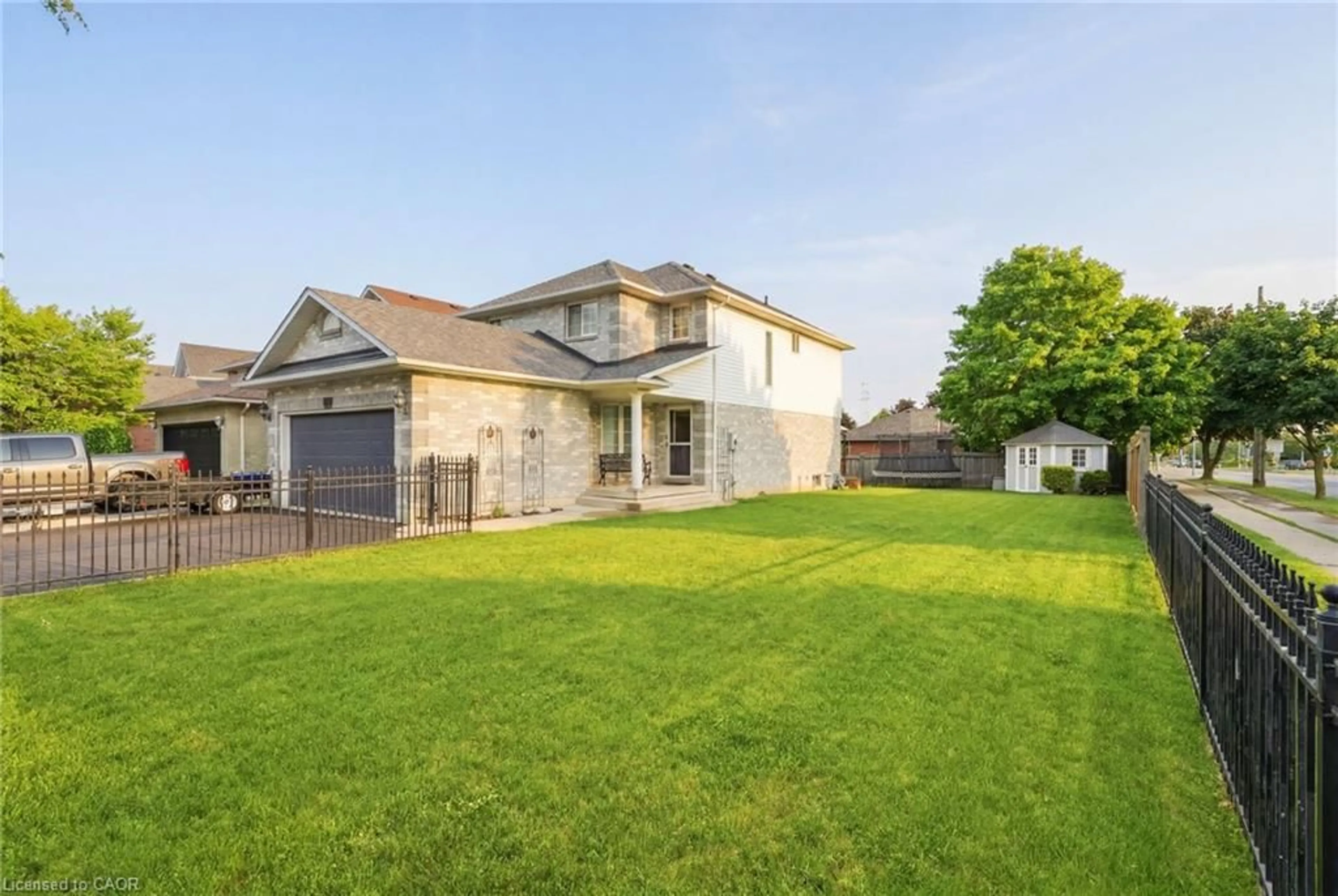 A pic from outside/outdoor area/front of a property/back of a property/a pic from drone, street for 4000 Jarvis Cres, Burlington Ontario L7M 4K1
