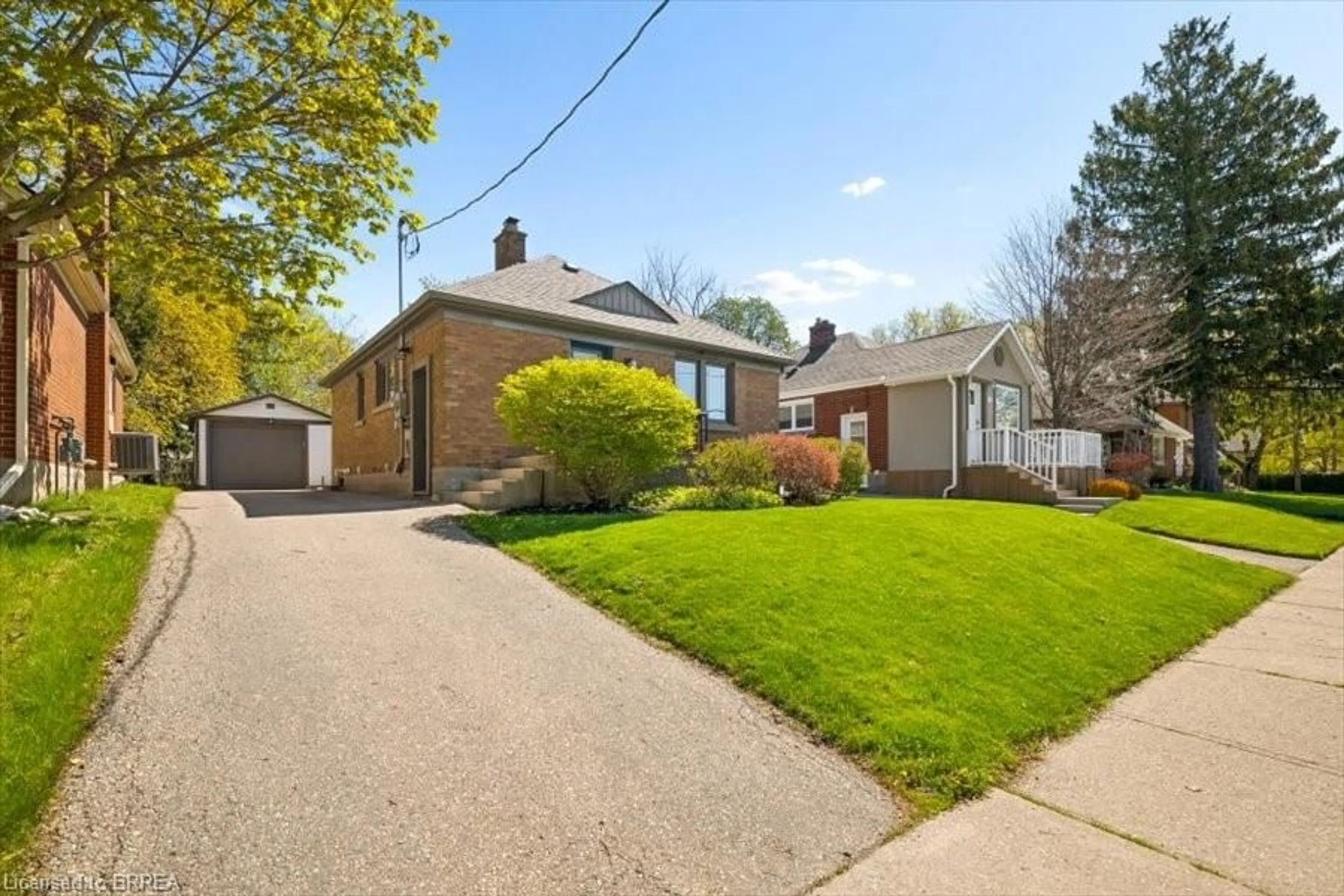 A pic from outside/outdoor area/front of a property/back of a property/a pic from drone, street for 256 Bowman St, Waterloo Ontario N2J 1W5