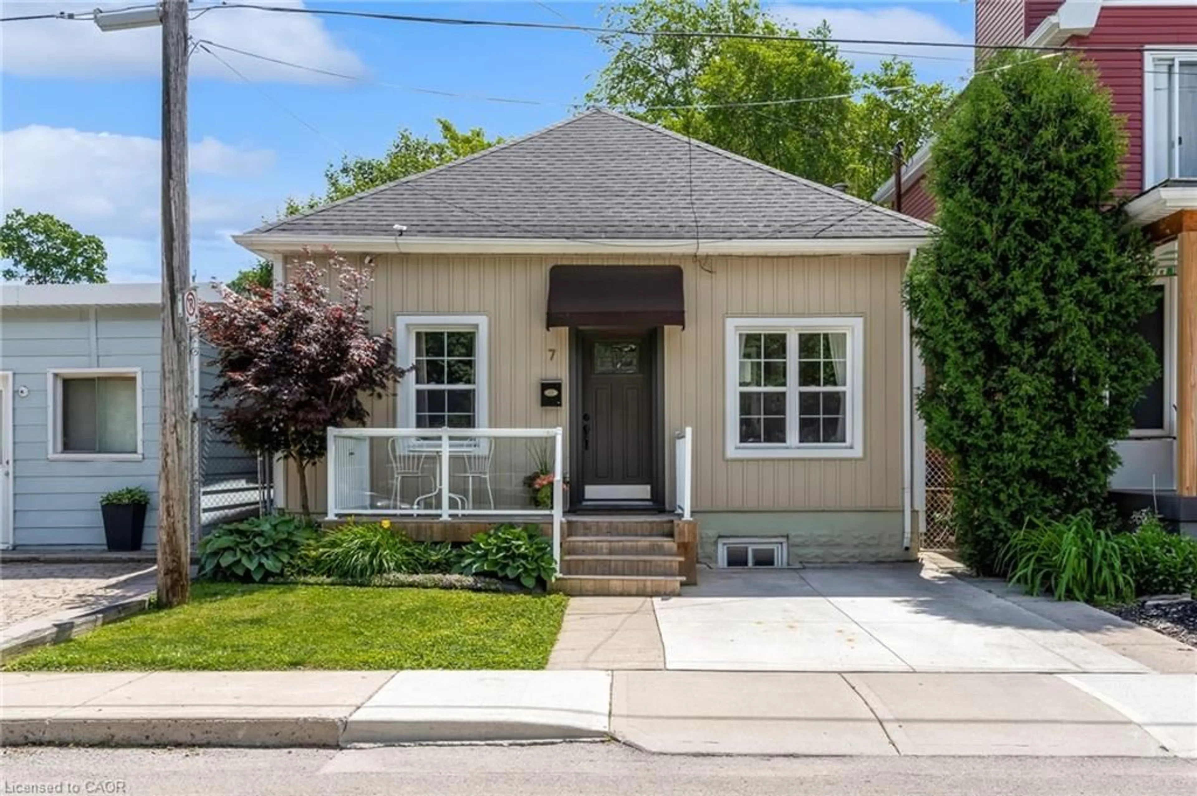 Home with brick exterior material, street for 7 Richmond St, Hamilton Ontario L8P 4J3