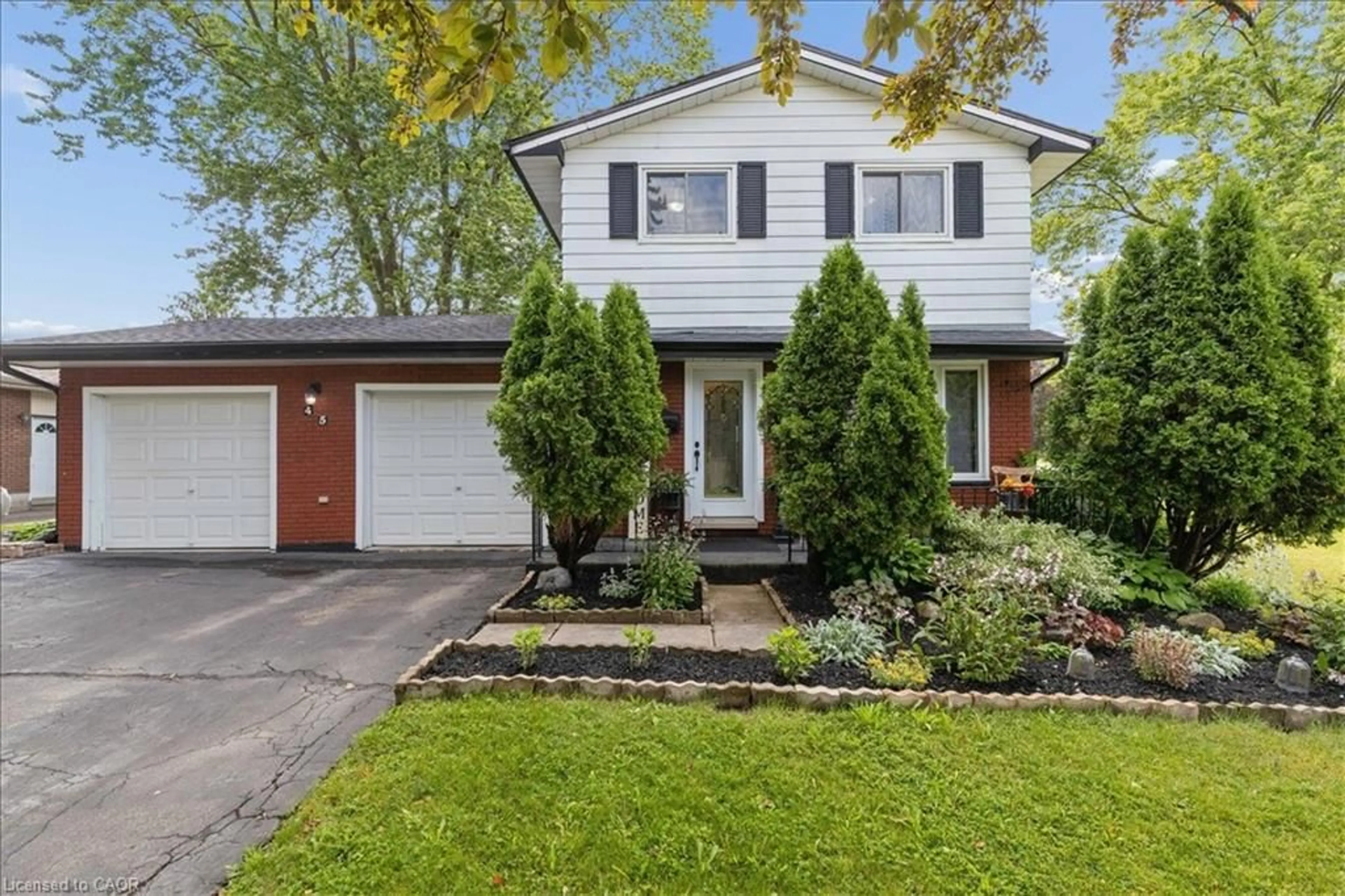 Home with vinyl exterior material, street for 45 Arrowhead Cres, Kitchener Ontario N2P 1C1