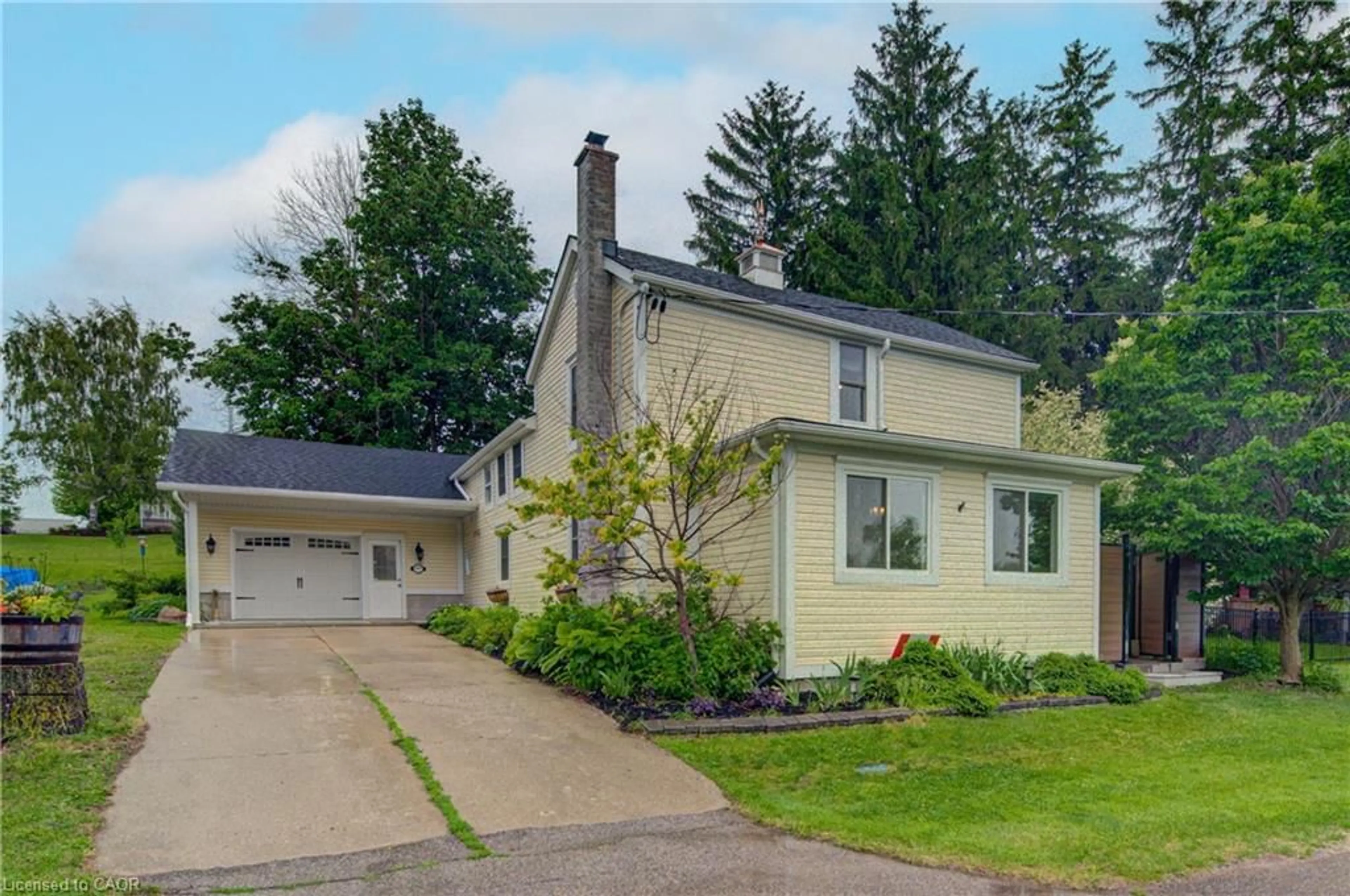 Home with vinyl exterior material, street for 5421 King St, Wellesley Ontario N0B 2T0