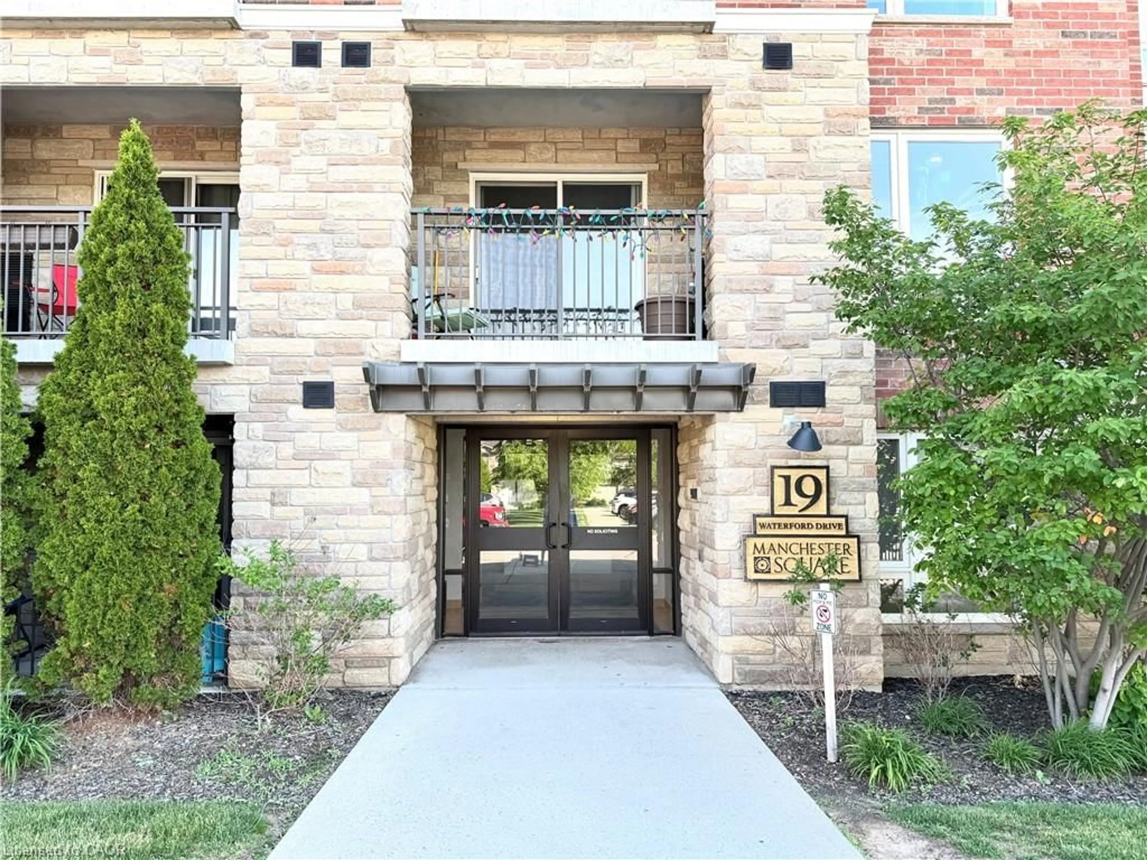 Indoor foyer for 19 Waterford Dr #401, Guelph Ontario N1L 0G8