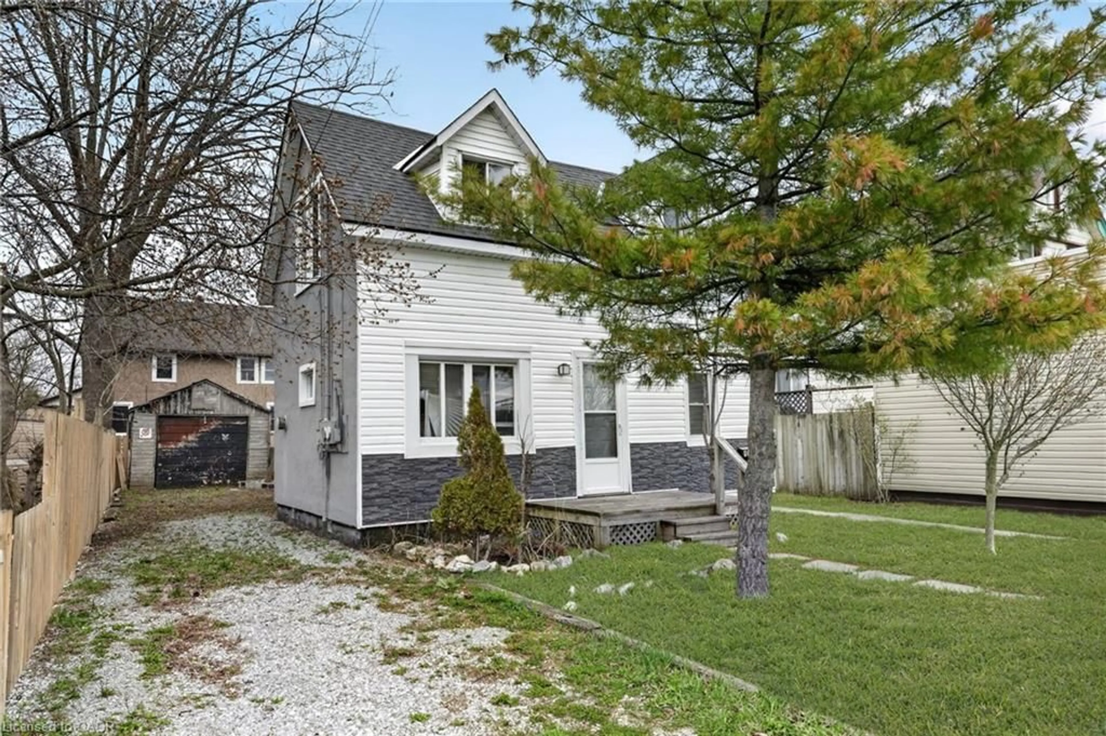 Home with vinyl exterior material, street for 172 Fraser St, Port Colborne Ontario L3K 1E6