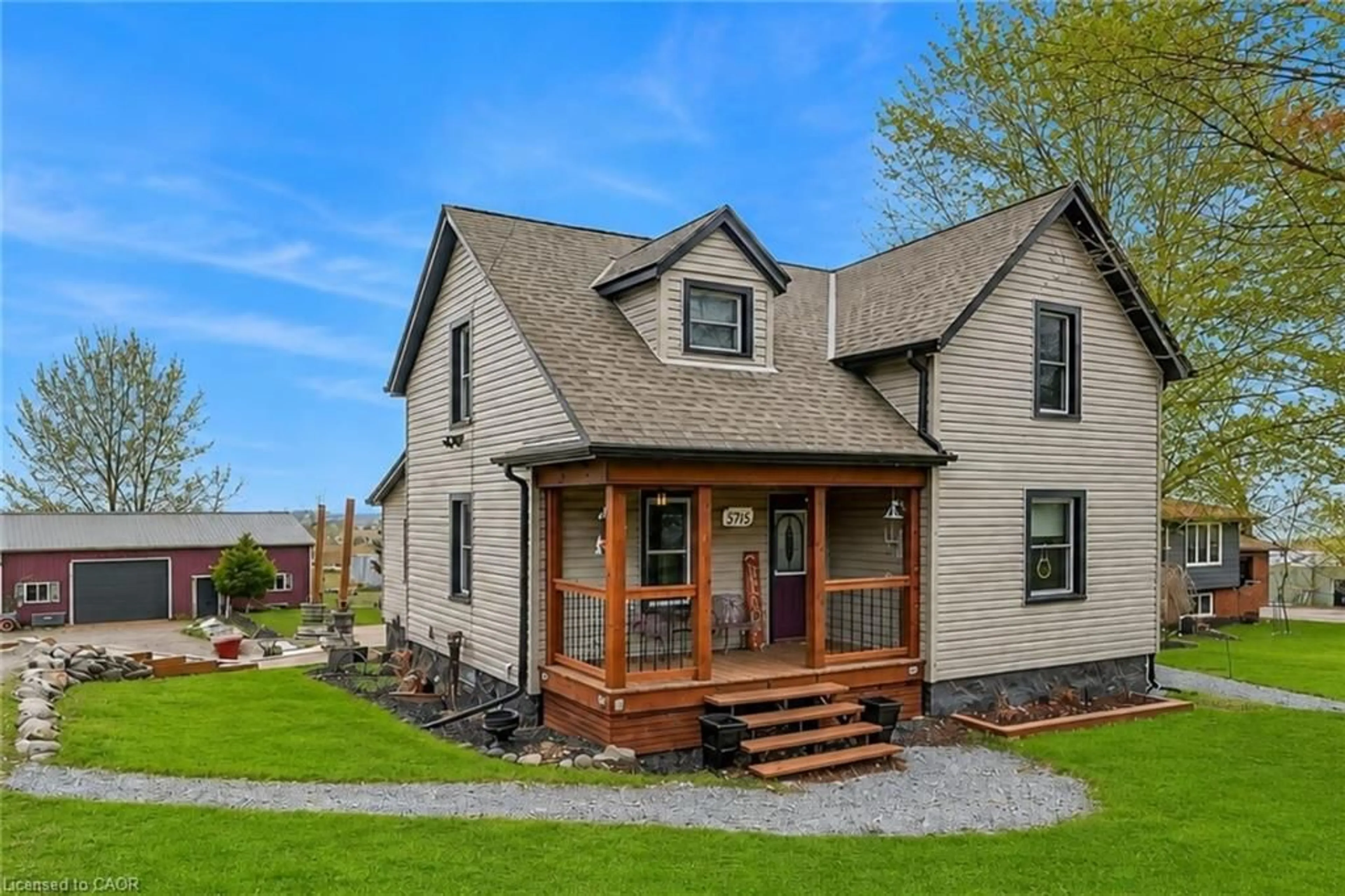 Home with vinyl exterior material, street for 3745 King St, Vineland Ontario L0R 2C0