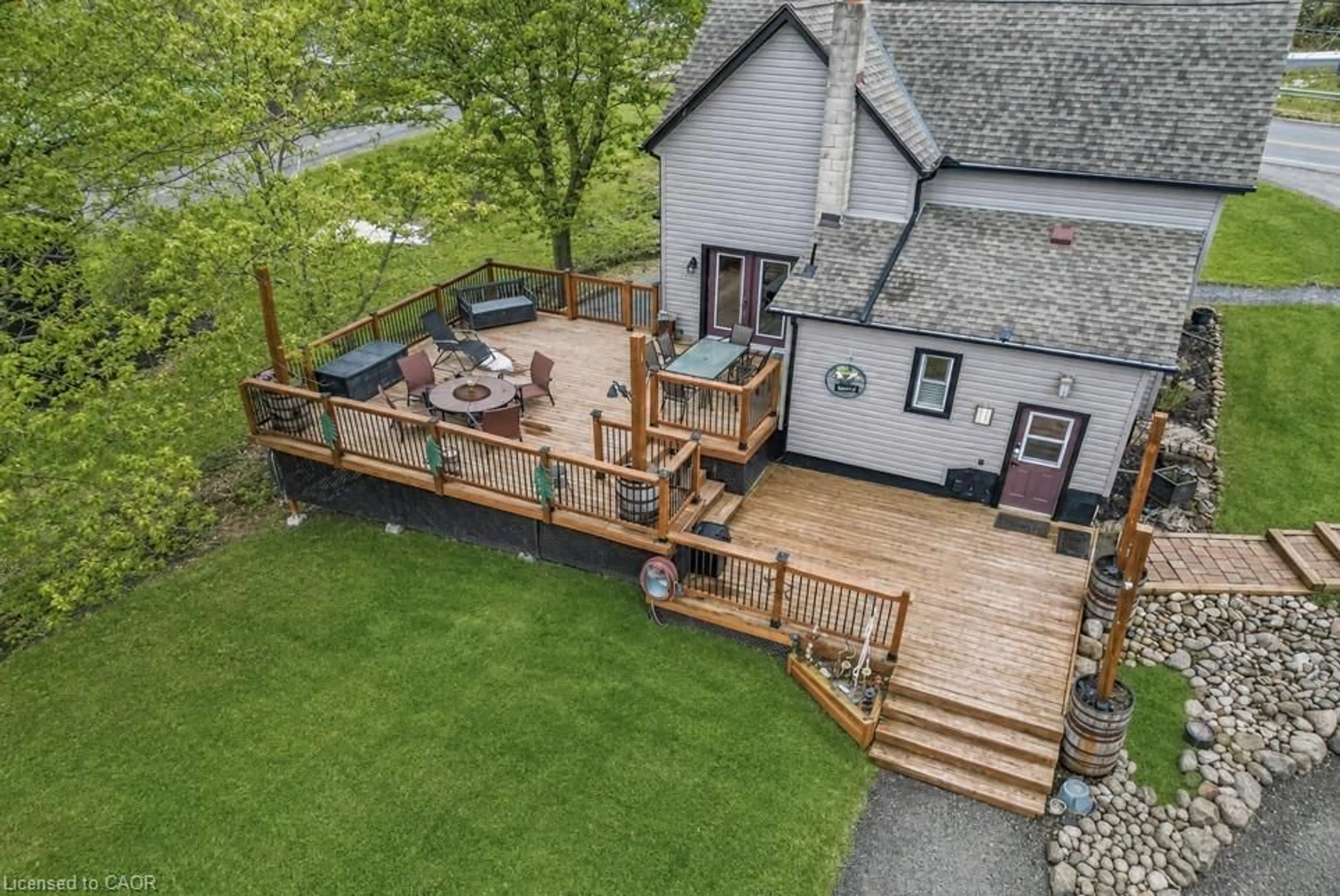 A pic from outside/outdoor area/front of a property/back of a property/a pic from drone, street for 3745 King St, Vineland Ontario L0R 2C0