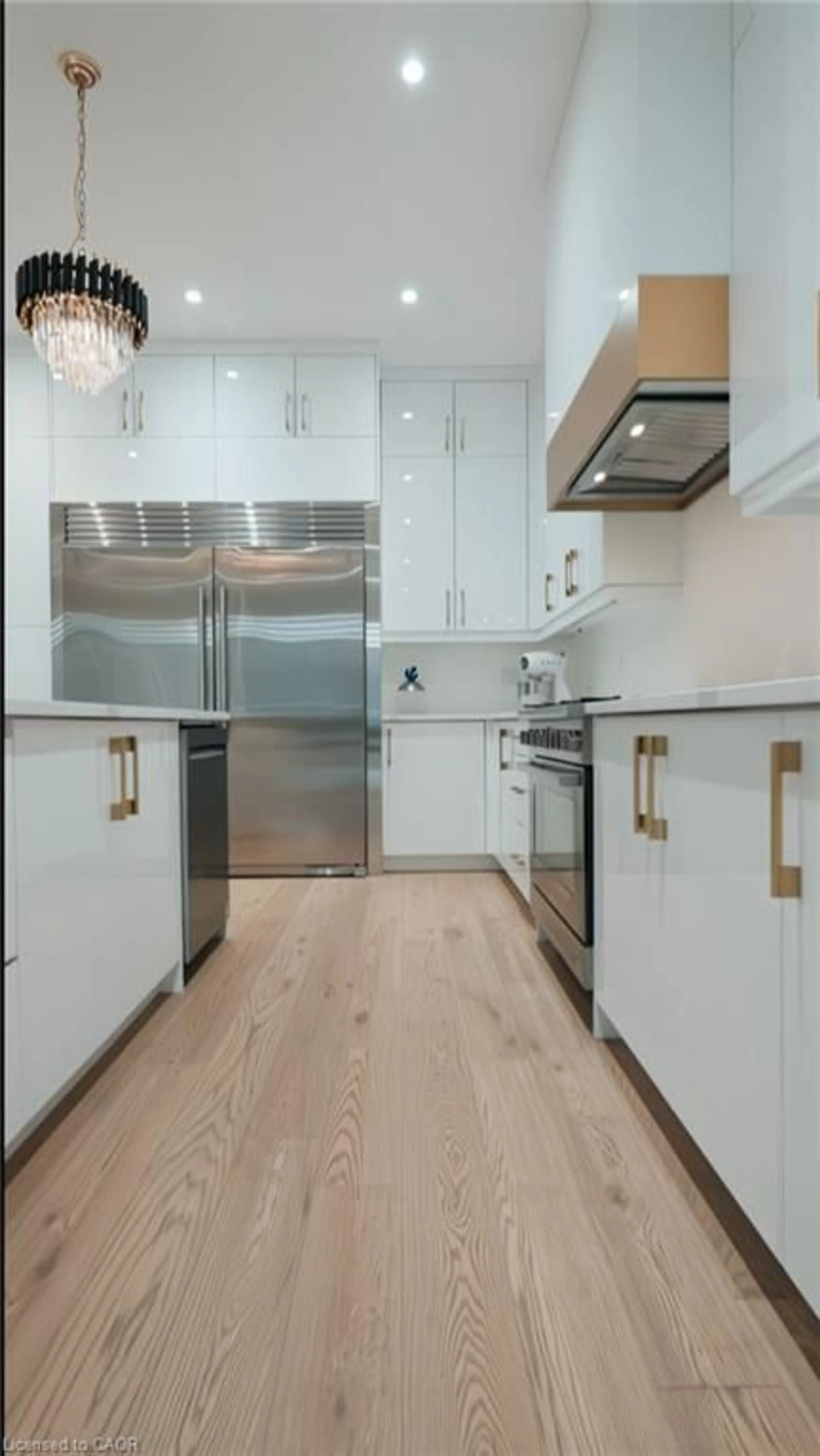 Contemporary kitchen, wood/laminate floor for 18 Casavant Crt, Maple Ontario L6A 5A5