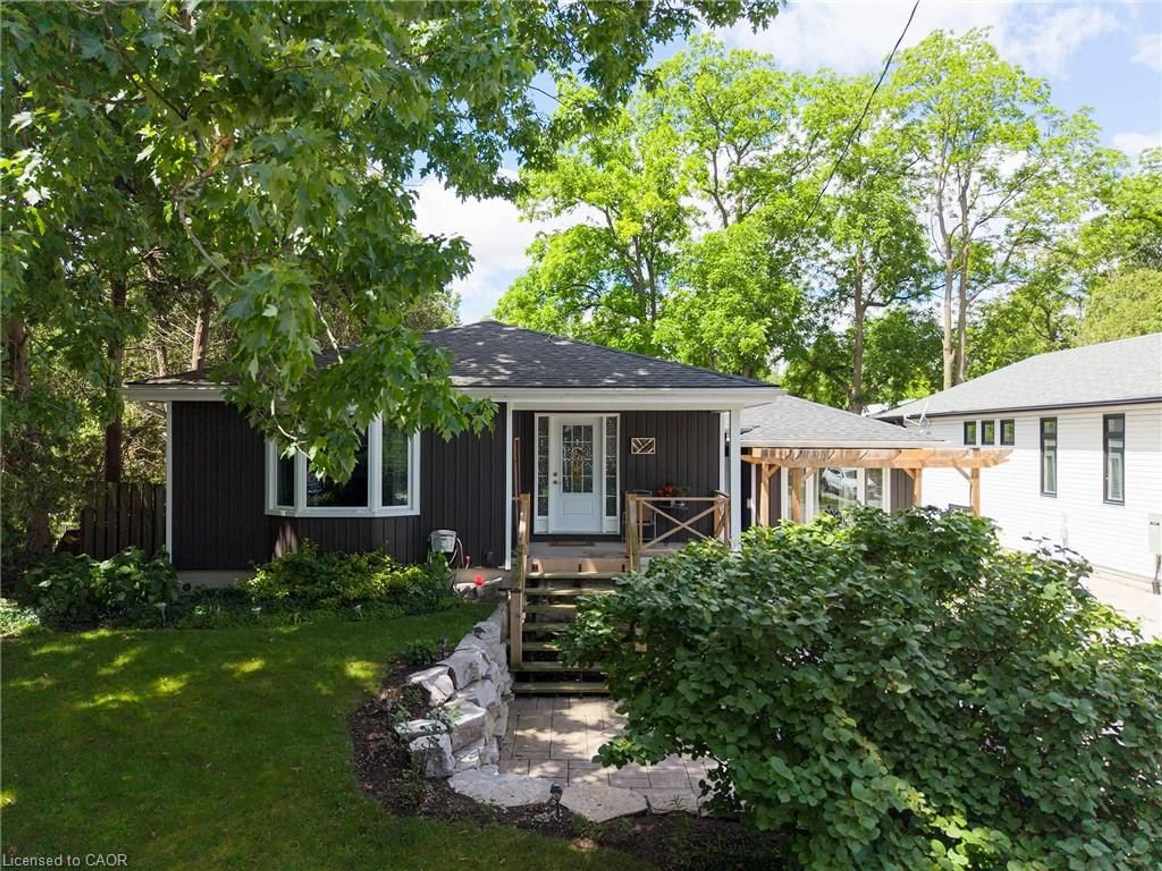 Home with vinyl exterior material, street for 260 Owen St, Simcoe Ontario N3Y 2V2