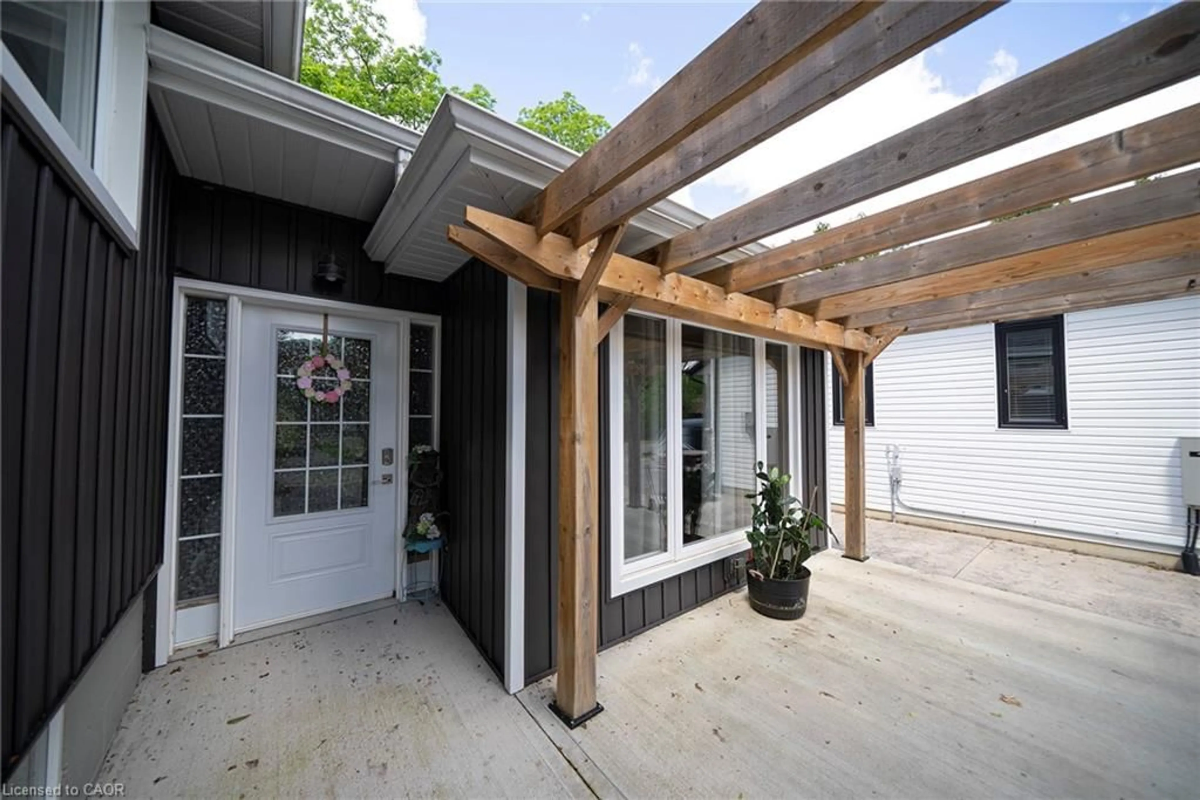 Patio, street for 260 Owen St, Simcoe Ontario N3Y 2V2