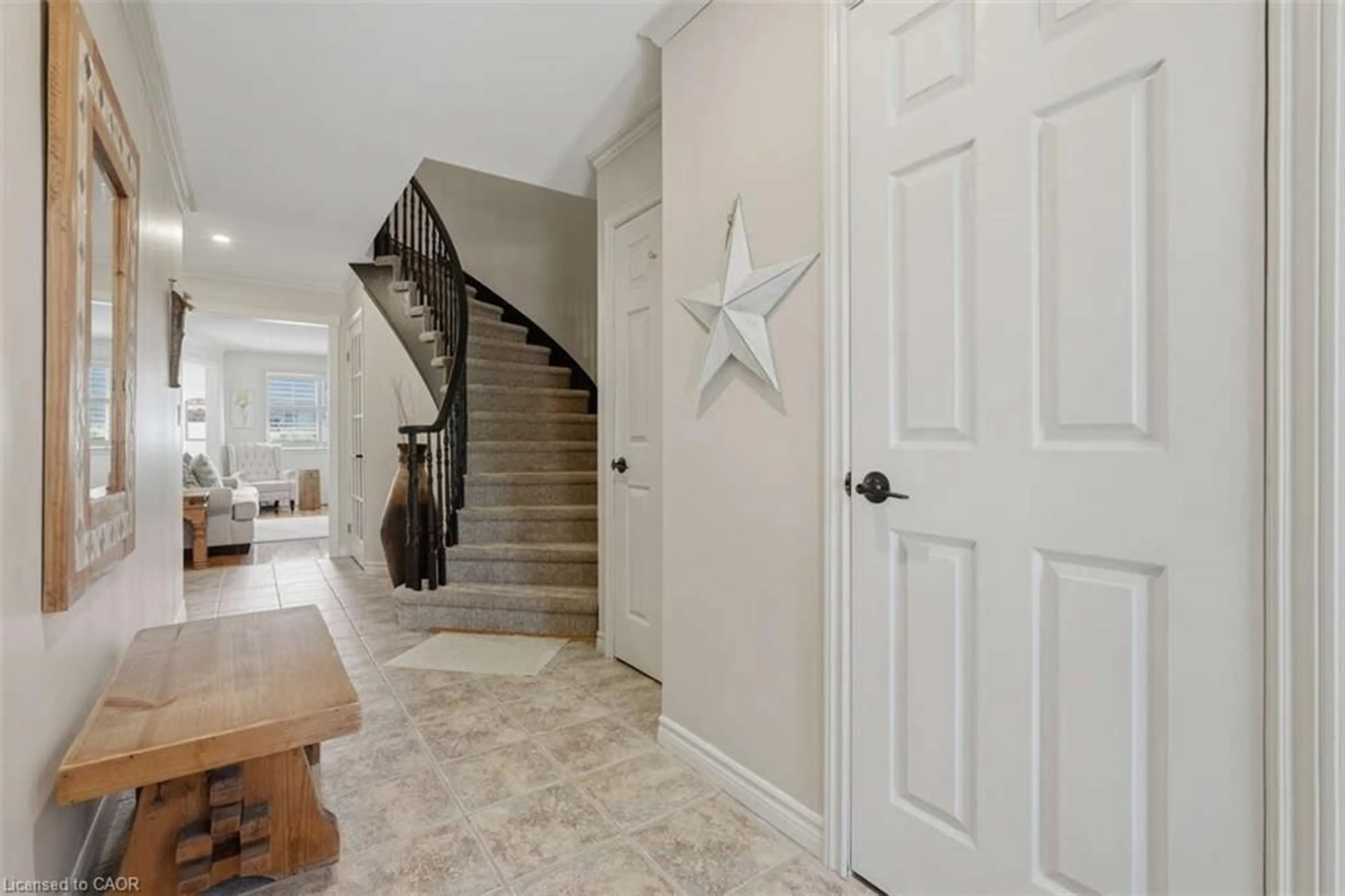 Indoor entryway for 1531 Upper Wellington St, Hamilton Ontario L9B 2H4