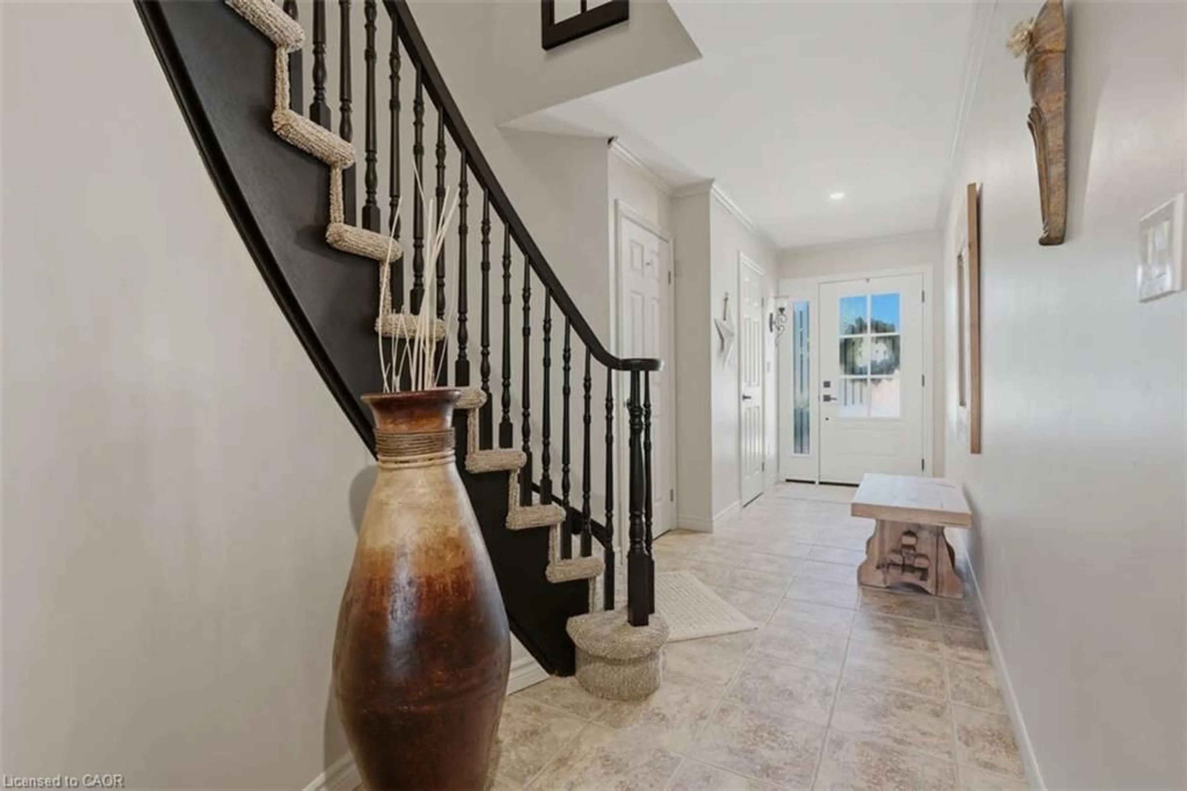 Indoor entryway for 1531 Upper Wellington St, Hamilton Ontario L9B 2H4