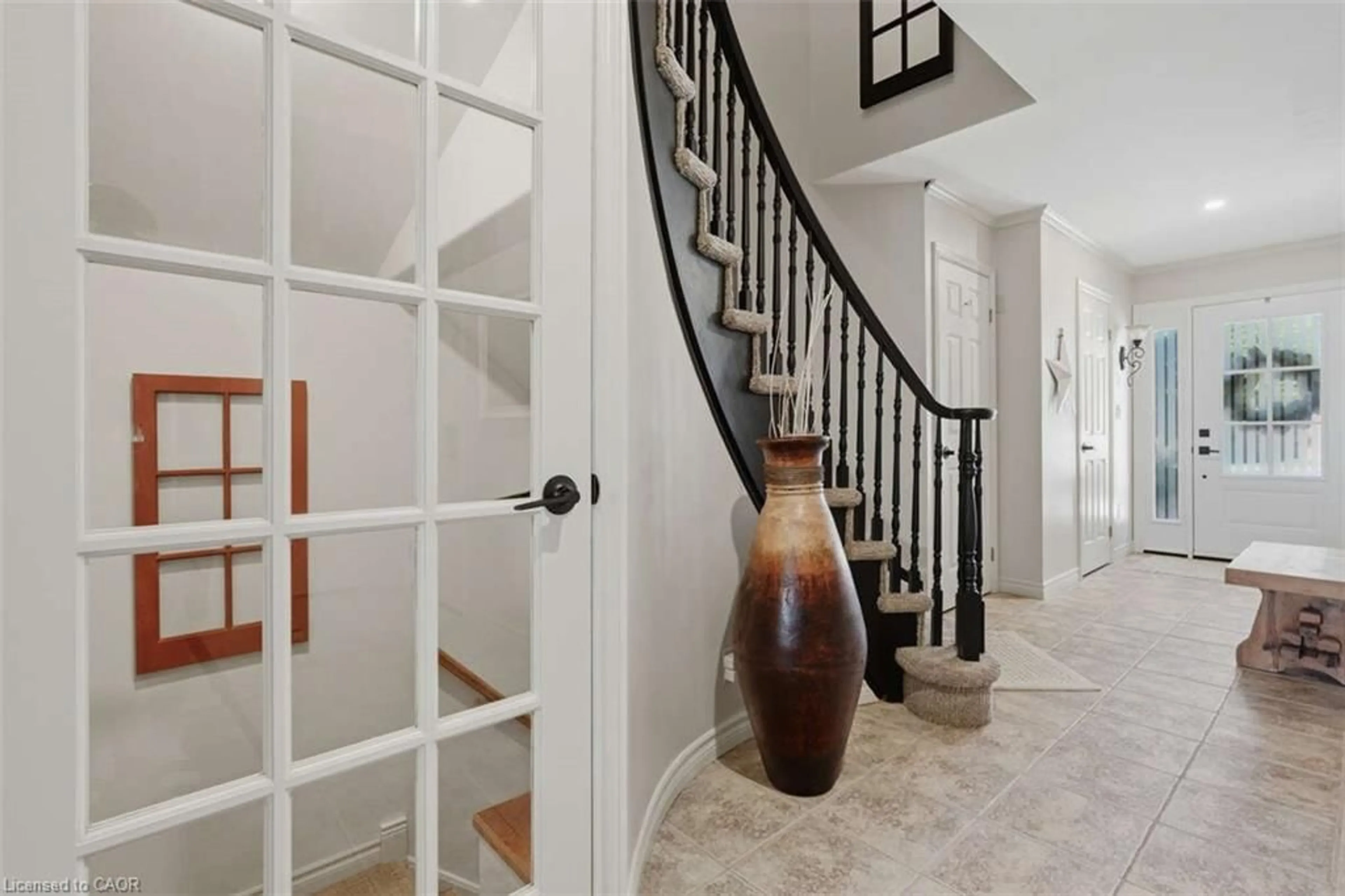 Indoor entryway for 1531 Upper Wellington St, Hamilton Ontario L9B 2H4