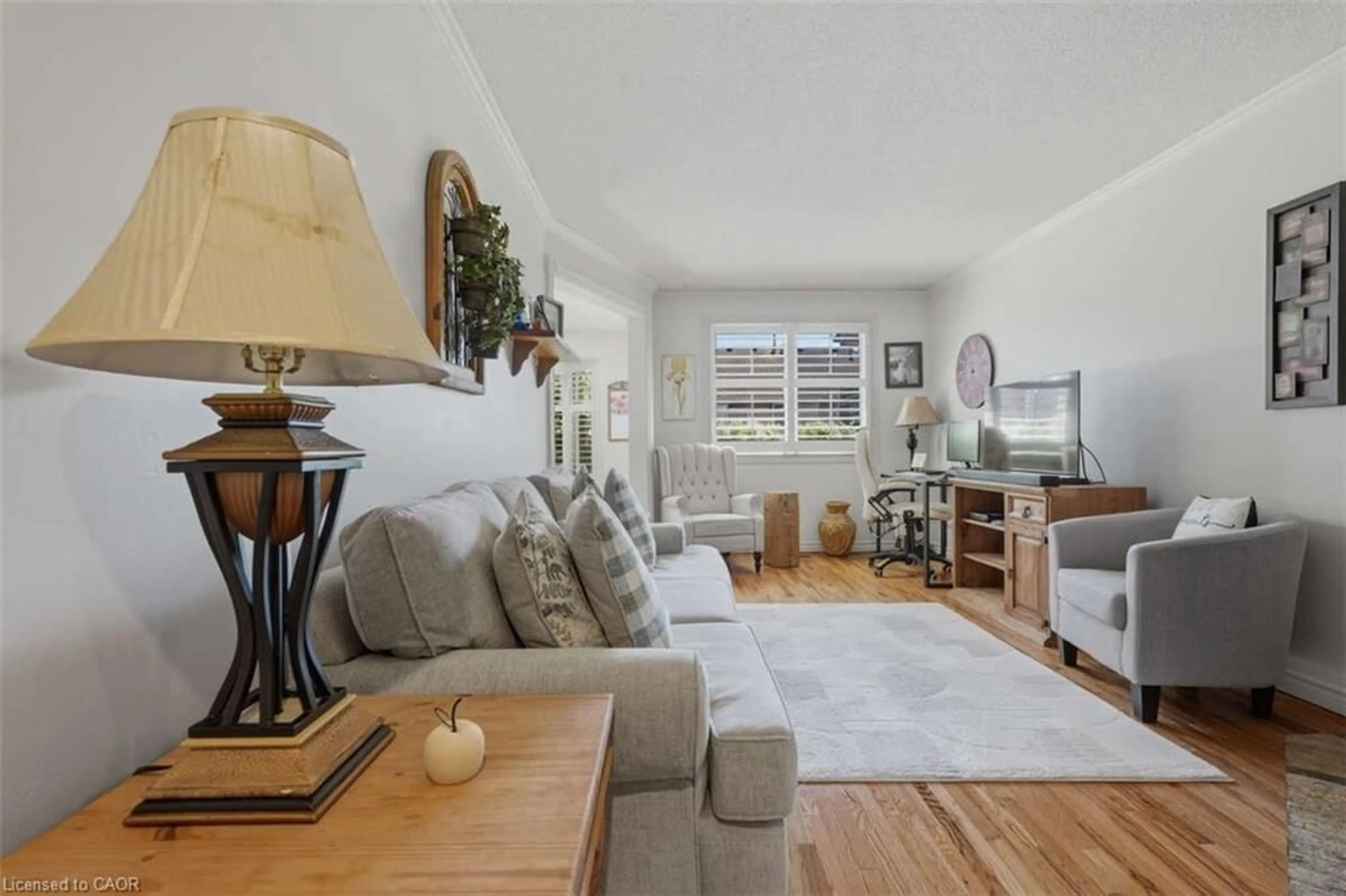 Living room with furniture, unknown for 1531 Upper Wellington St, Hamilton Ontario L9B 2H4