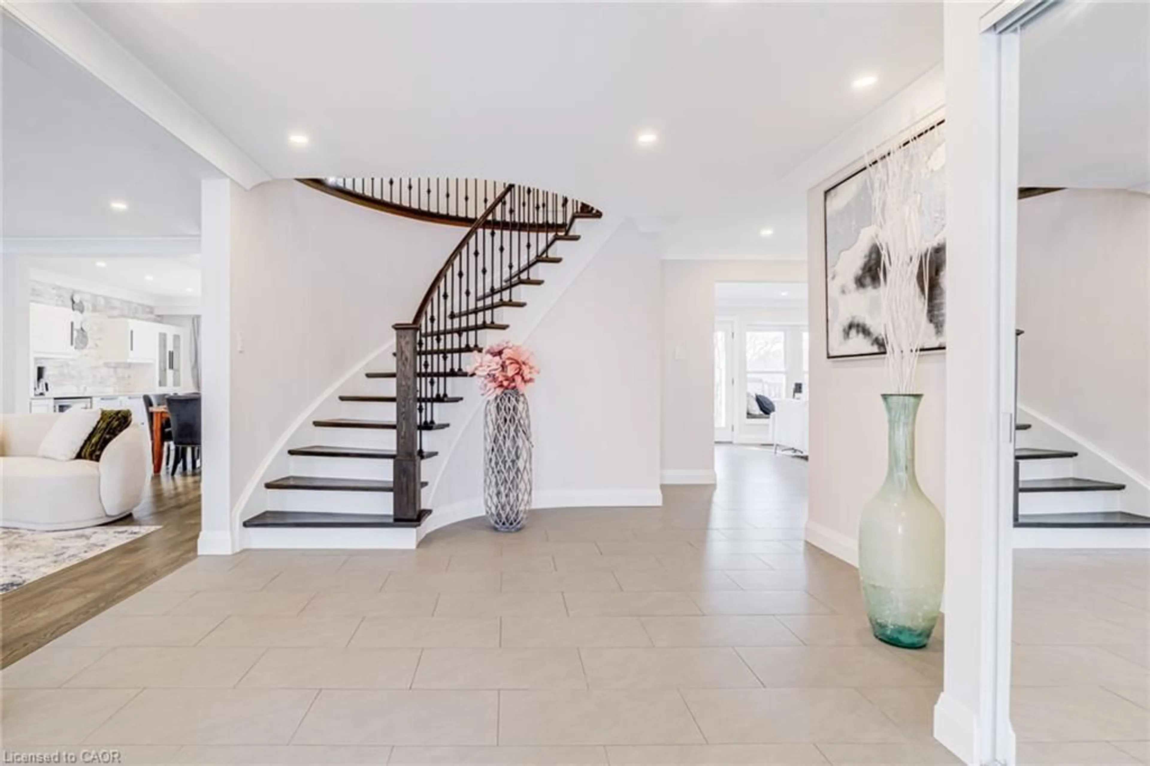 Indoor entryway for 1320 Monmouth Dr, Burlington Ontario L7P 3J6