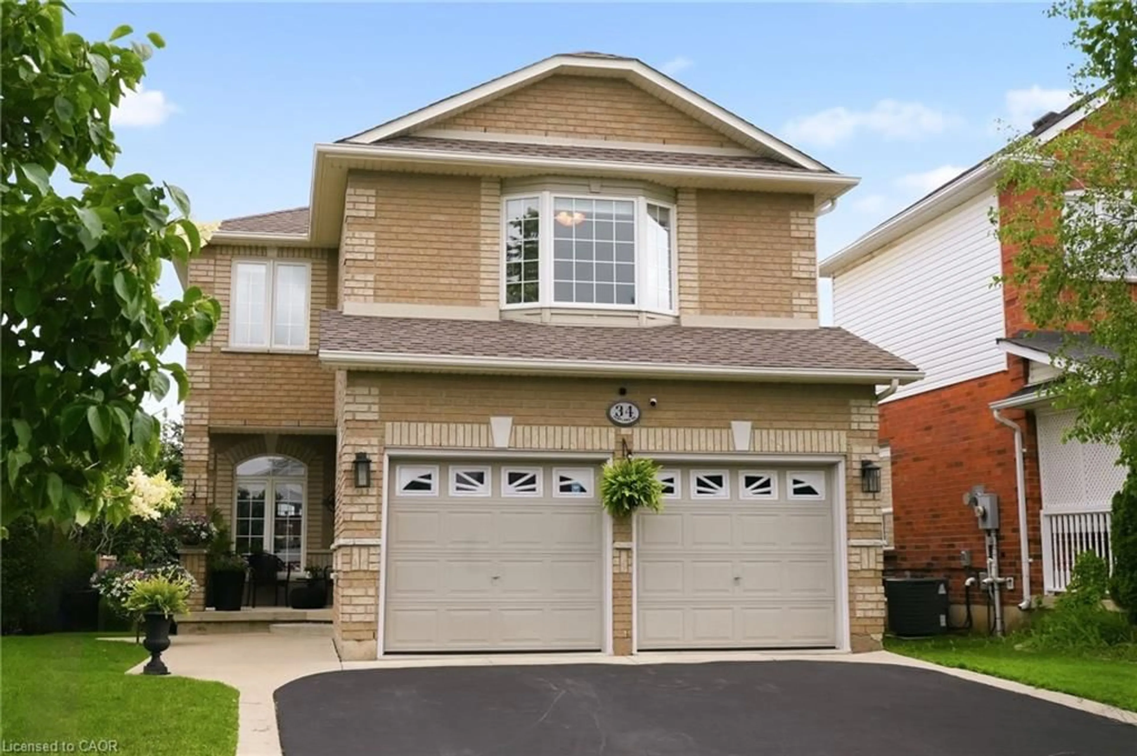 Home with vinyl exterior material, street for 34 Pentland Rd, Waterdown Ontario L8B 0P6