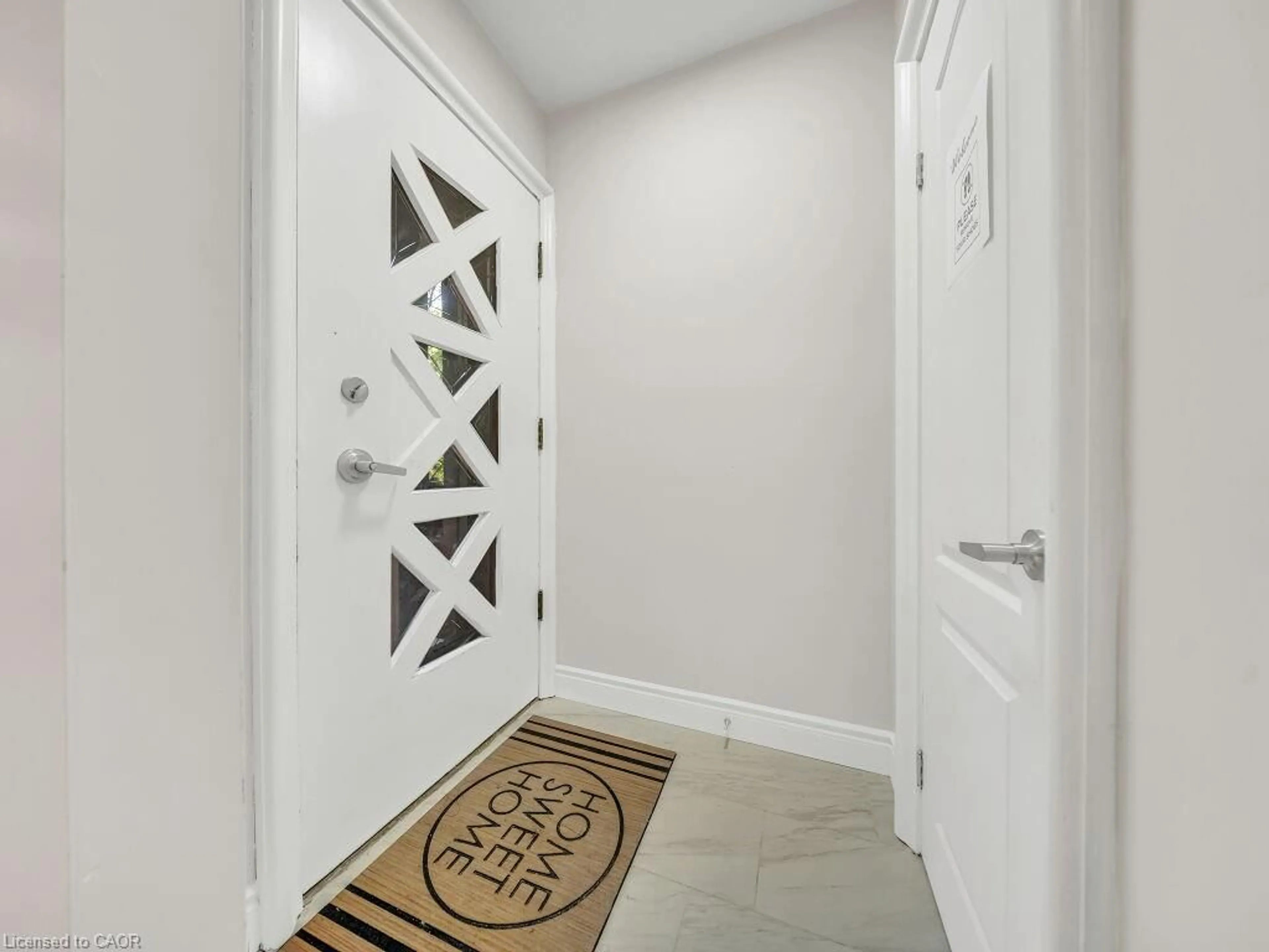 Indoor entryway for 271 Bedford Rd, Kitchener Ontario N2G 3A7