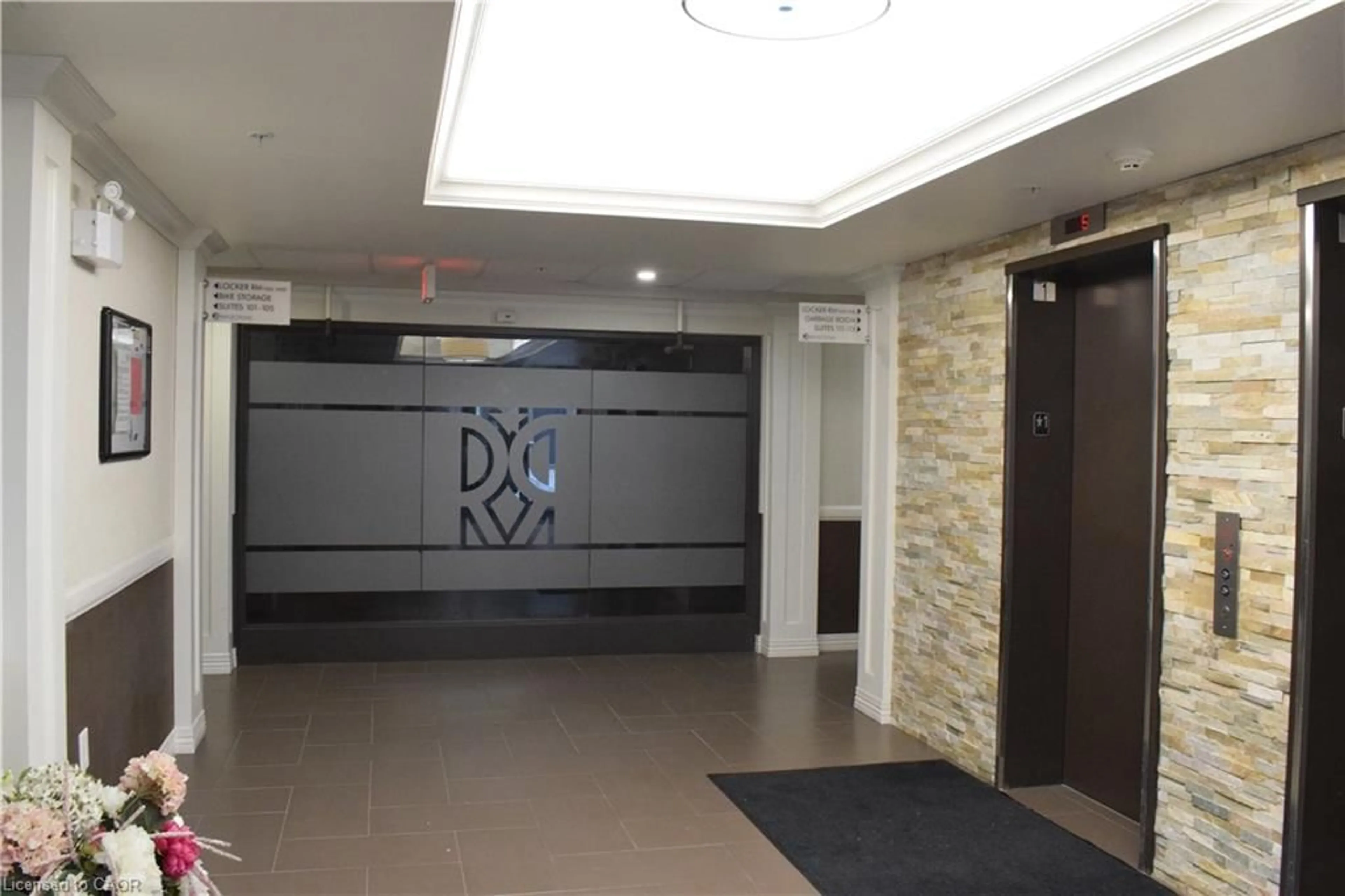 Indoor foyer for 776 Laurelwood Dr #406, Waterloo Ontario N2V 0A8
