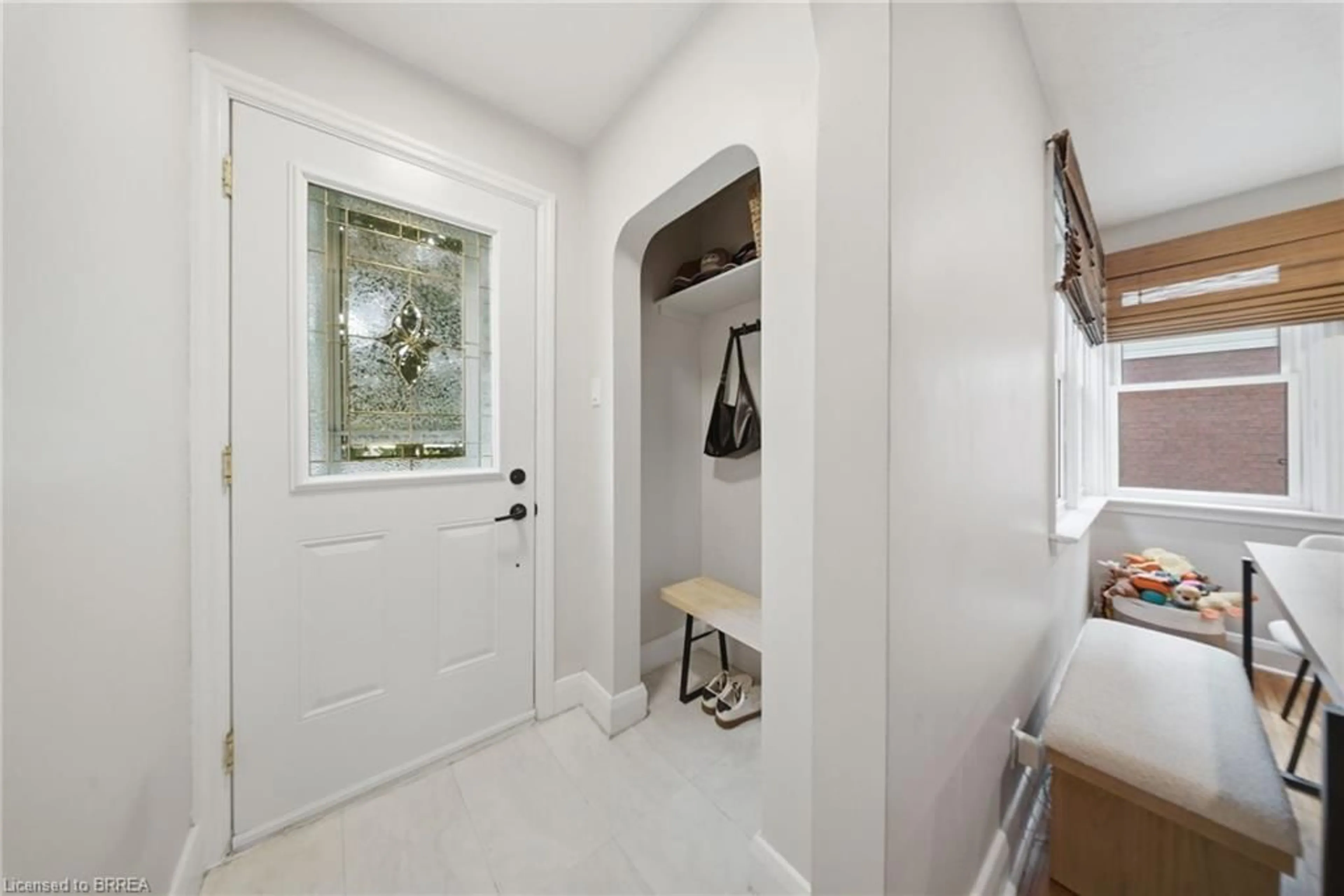 Indoor entryway for 166 Bond St, Ingersoll Ontario N5C 3B1