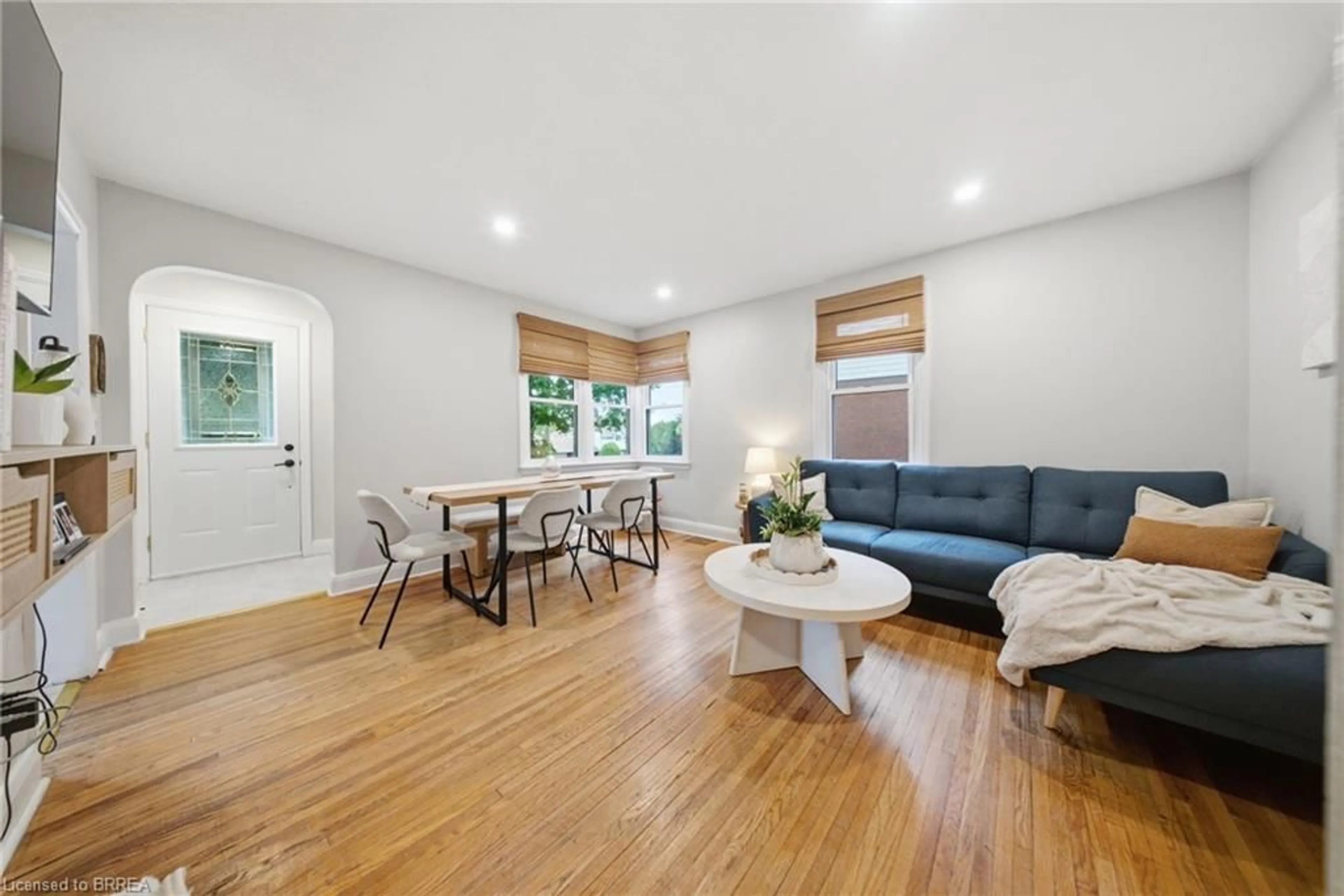 Living room with furniture, wood/laminate floor for 166 Bond St, Ingersoll Ontario N5C 3B1