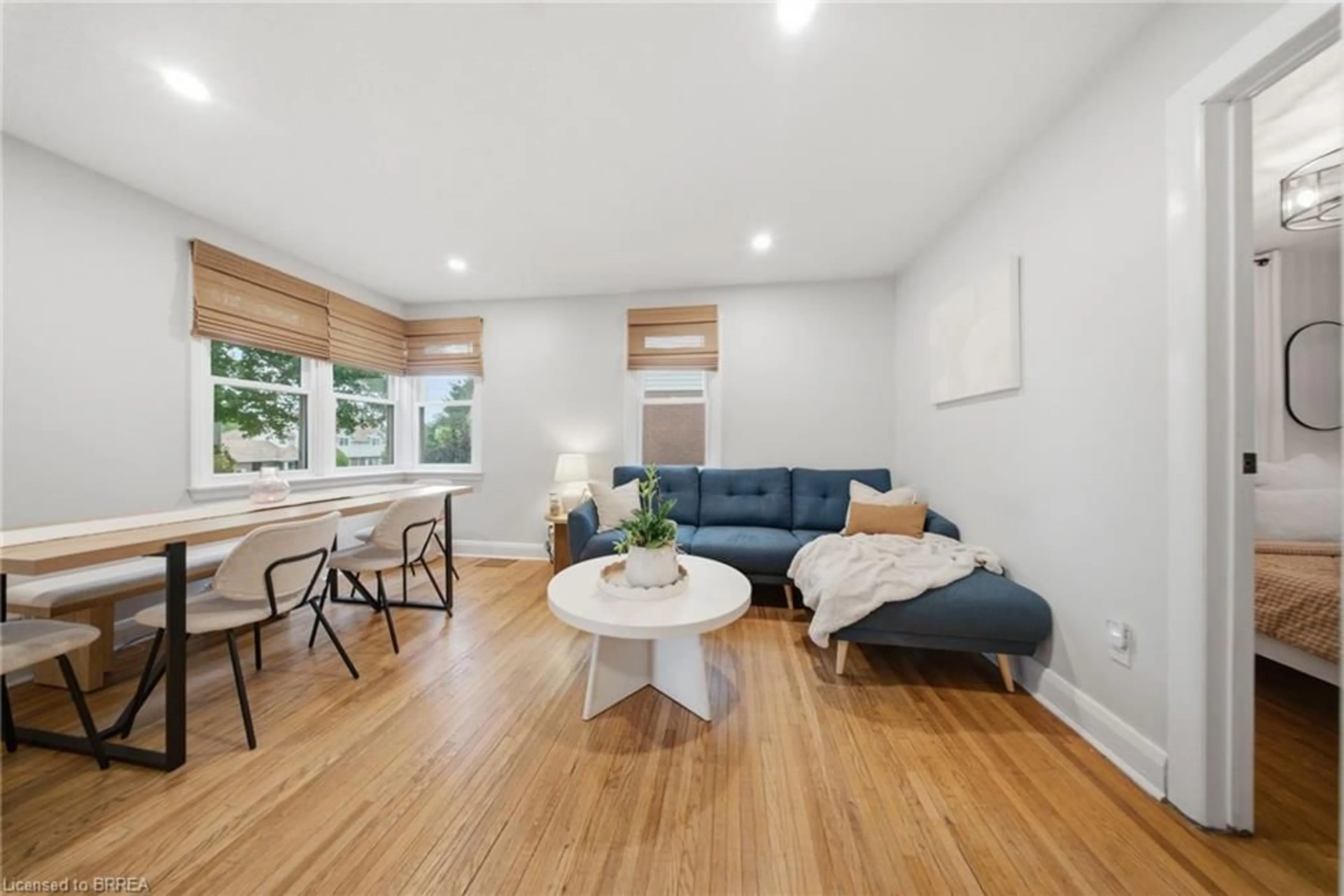 Living room with furniture, wood/laminate floor for 166 Bond St, Ingersoll Ontario N5C 3B1