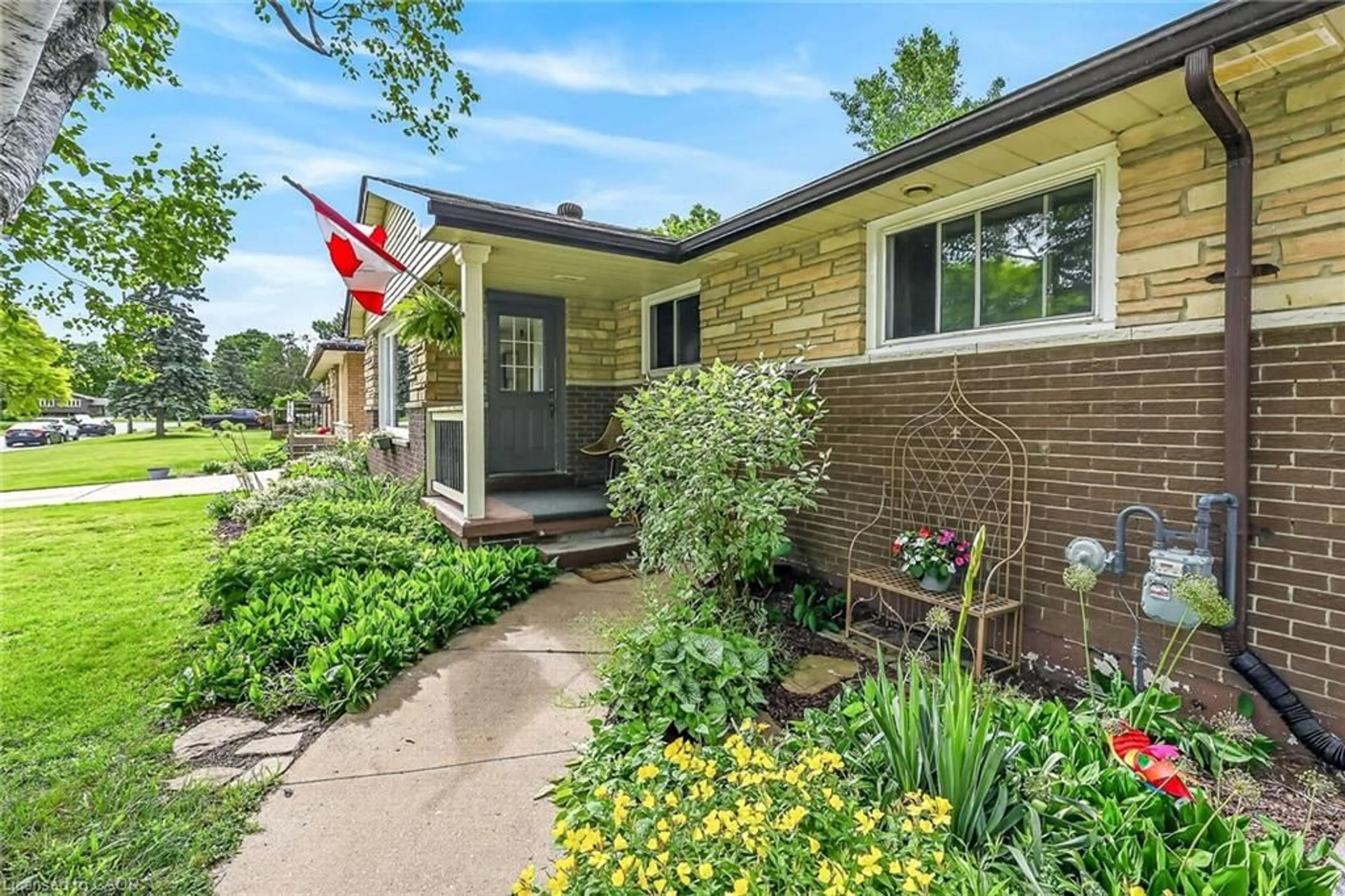 Home with brick exterior material, street for 251 Mackenzie Cres, Caledonia Ontario N3W 1A7