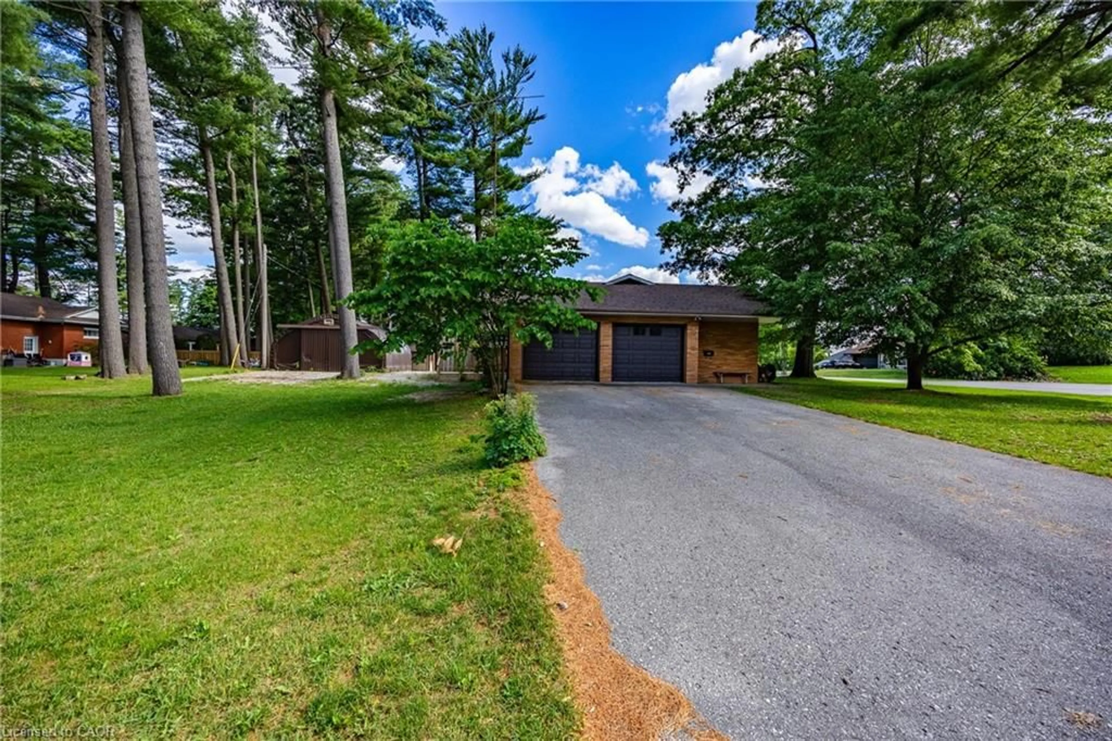 A pic from outside/outdoor area/front of a property/back of a property/a pic from drone, unknown for 631 Peel St, Delhi Ontario N4B 2H3