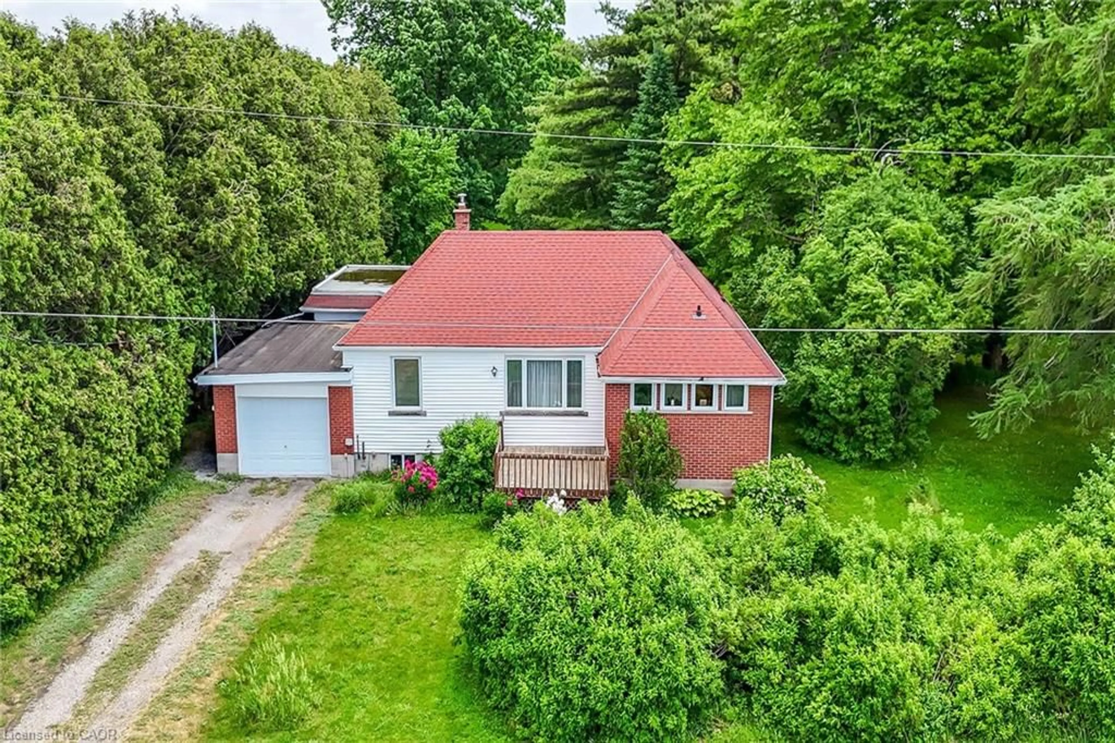 A pic from outside/outdoor area/front of a property/back of a property/a pic from drone, street for 837 Smith Rd, Ancaster Ontario L9G 3L1