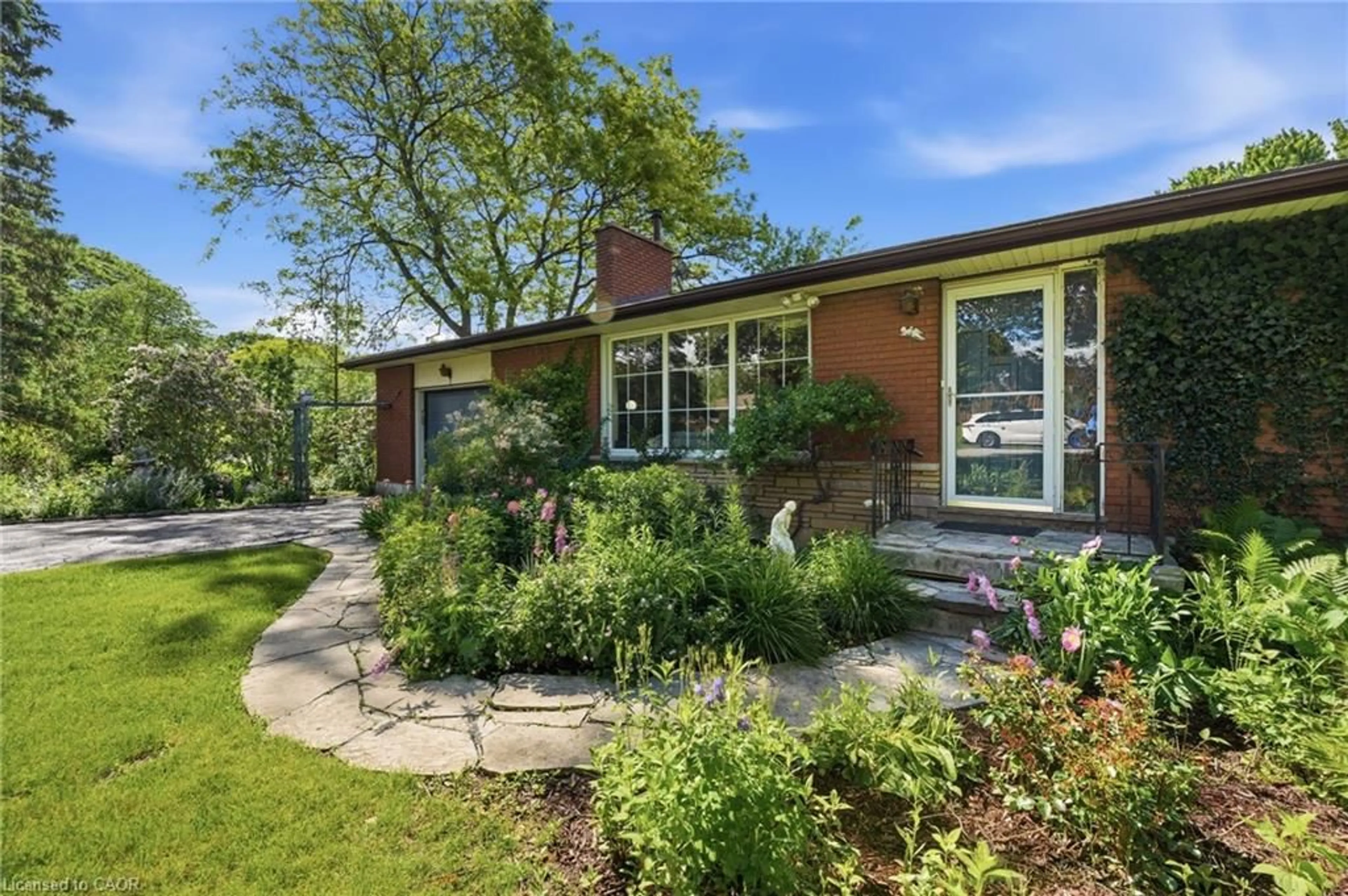 Home with brick exterior material, street for 12 Kew Crt, Dundas Ontario L9H 5E1