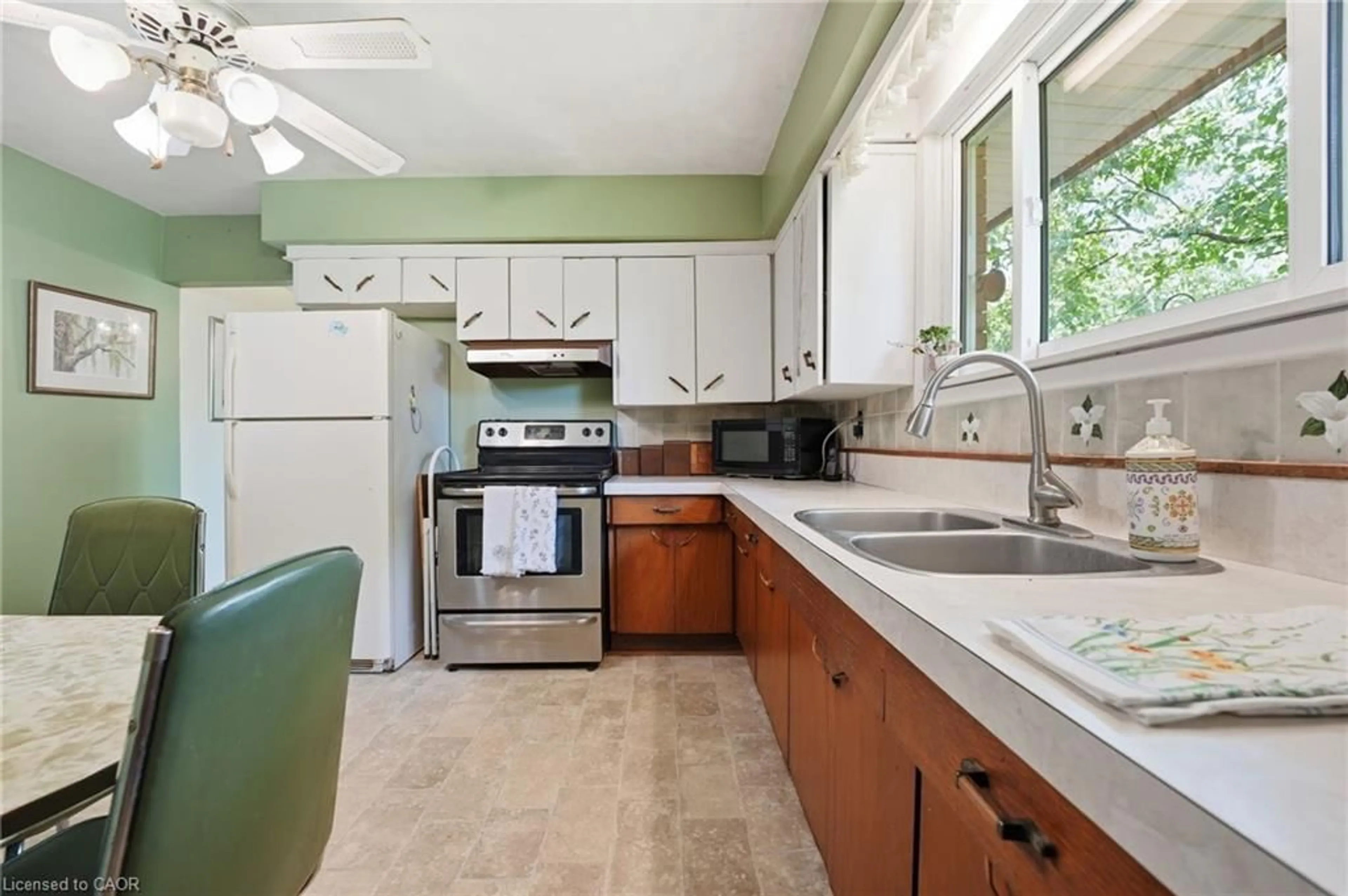 Standard kitchen, ceramic/tile floor for 12 Kew Crt, Dundas Ontario L9H 5E1