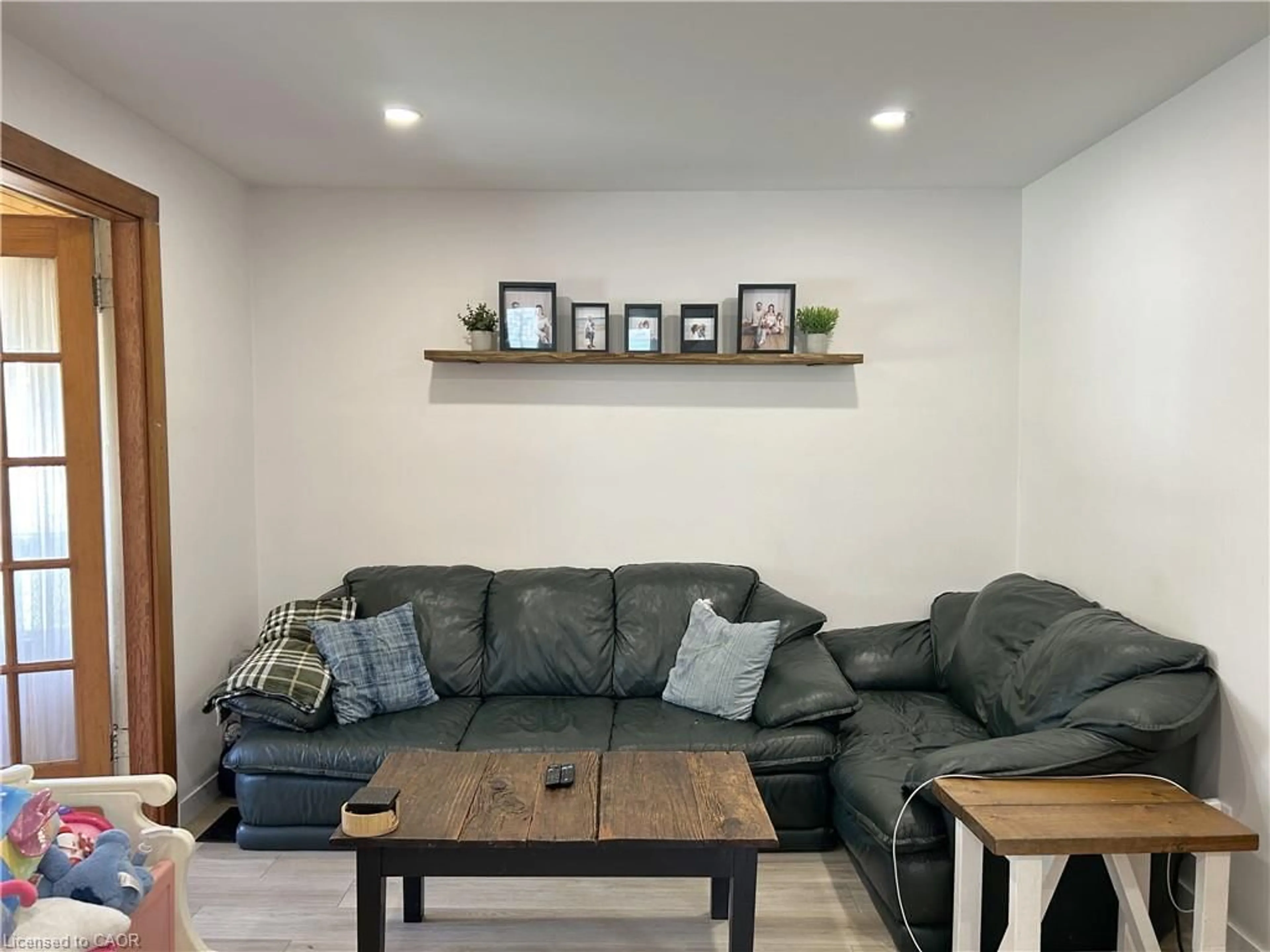 Living room with furniture, wood/laminate floor for 191 Queen St, Simcoe Ontario N3Y 3Y7