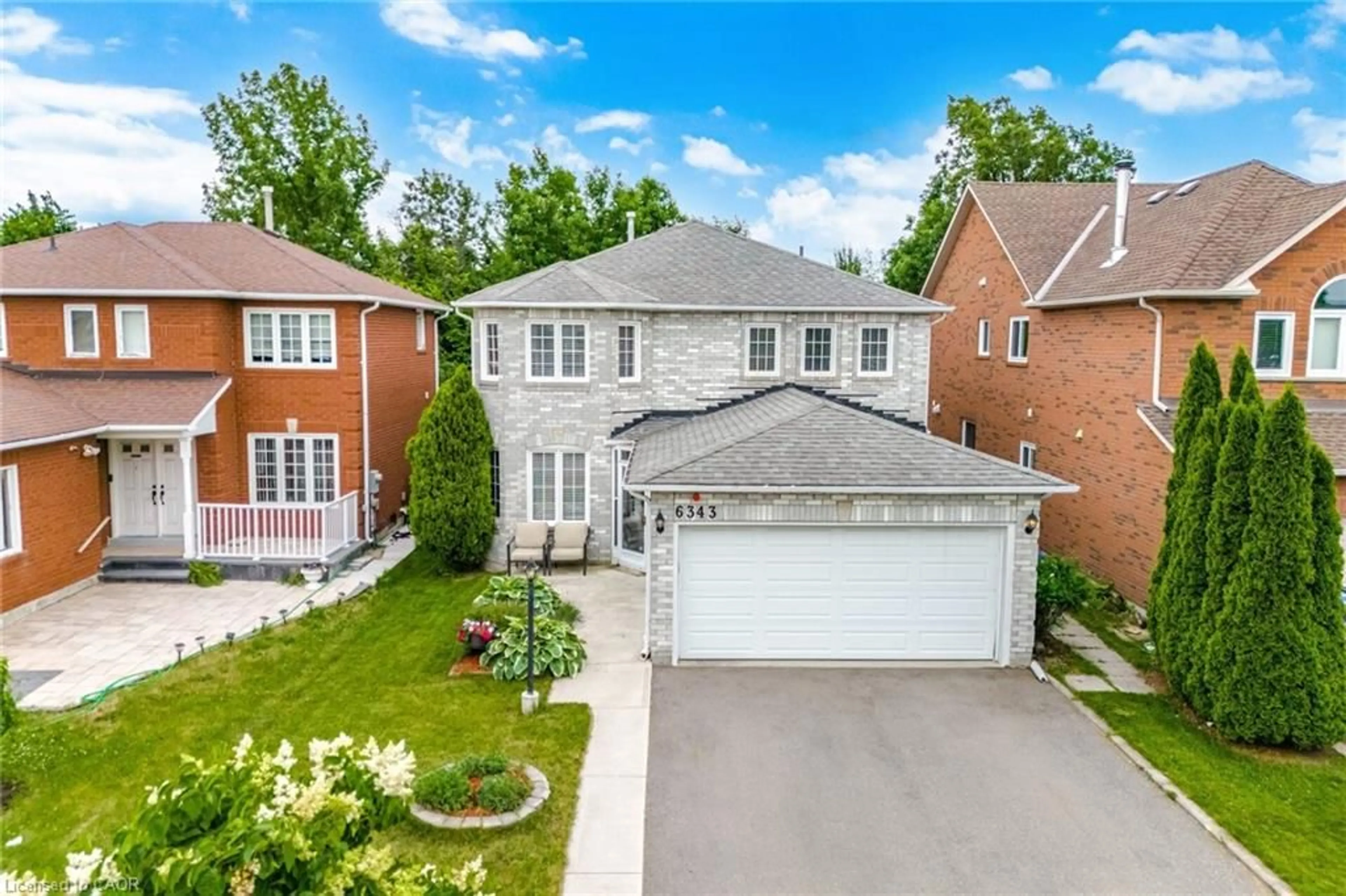 A pic from outside/outdoor area/front of a property/back of a property/a pic from drone, street for 6343 Alderwood Trail, Mississauga Ontario L5N 6X1