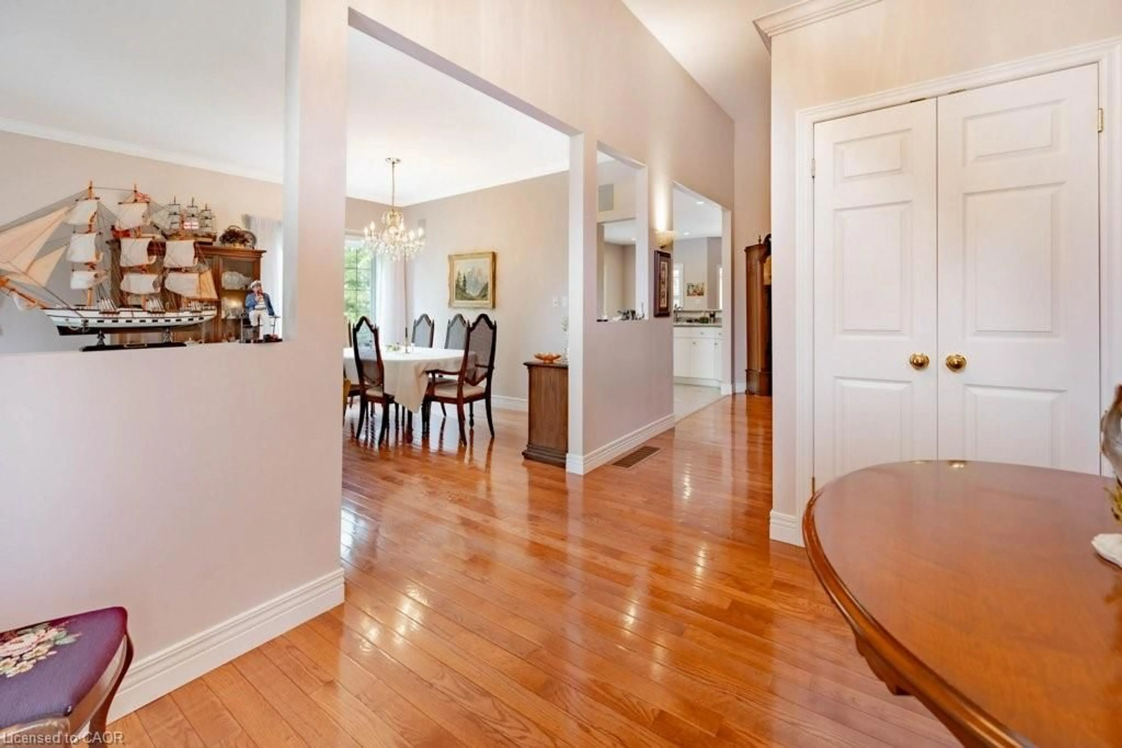 Indoor foyer for 796 Springbank Ave, Woodstock Ontario N4T 1T5