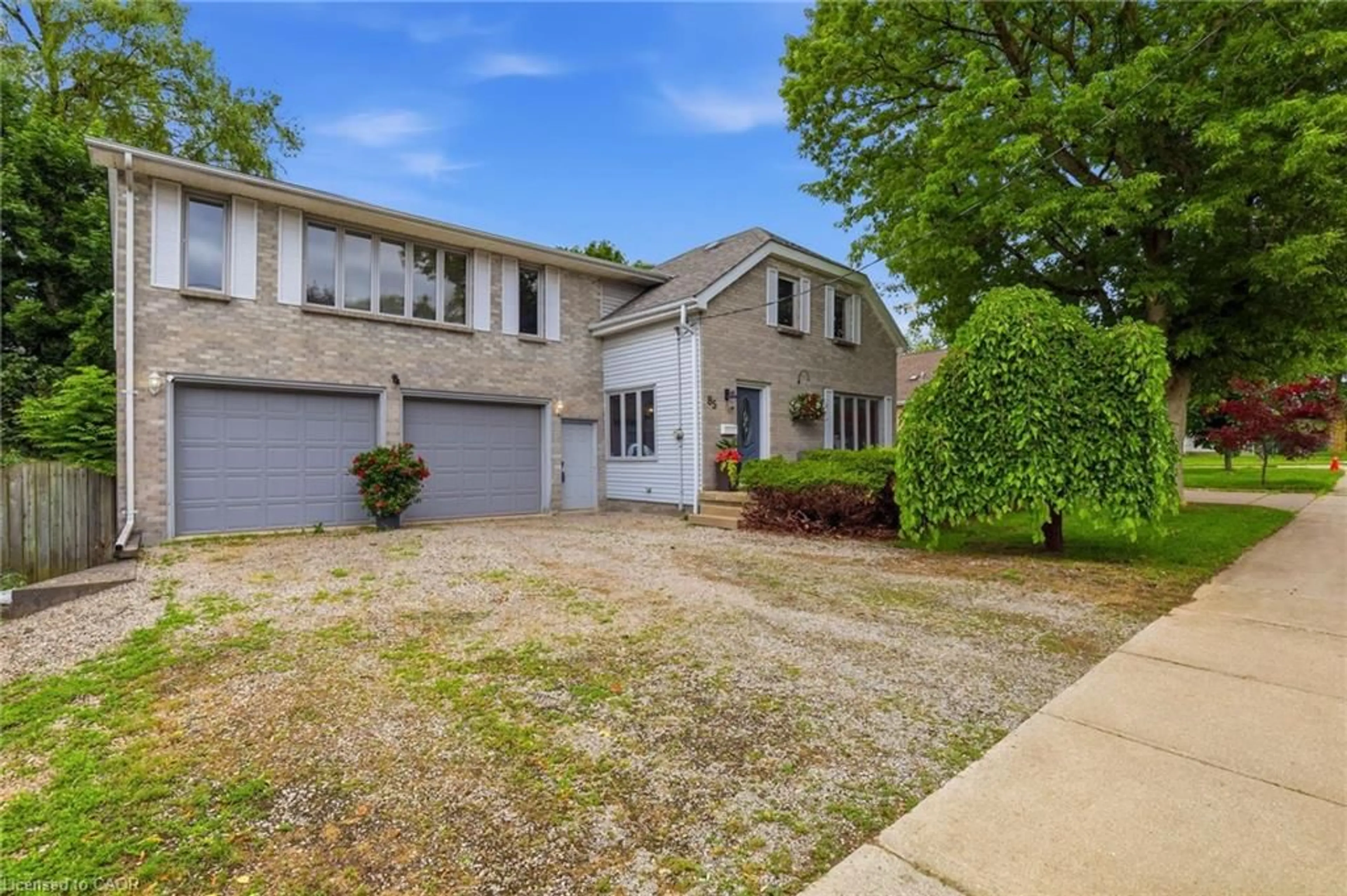 A pic from outside/outdoor area/front of a property/back of a property/a pic from drone, street for 85 Stuart St, London Ontario N5Y 1S4