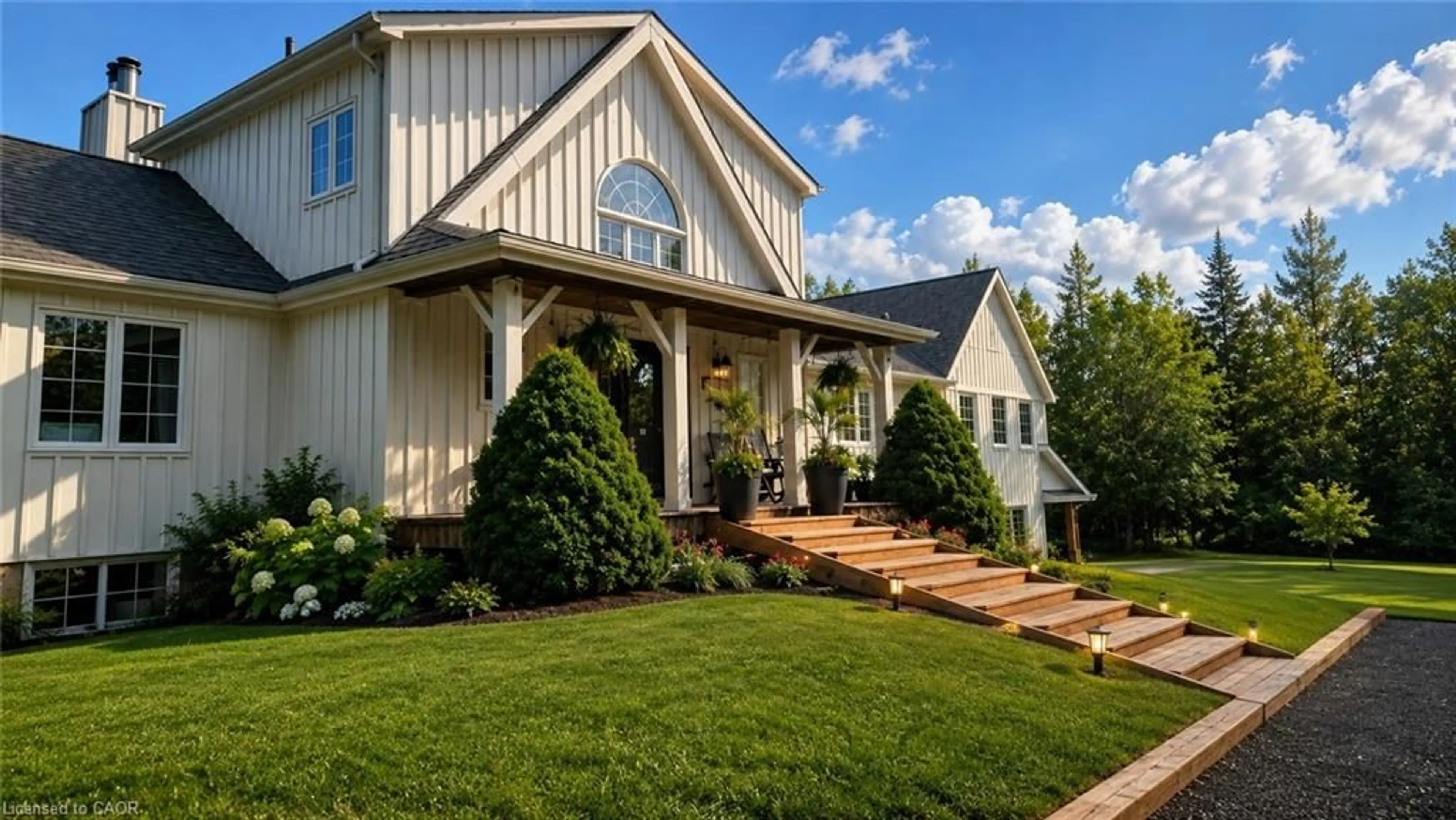 Home with vinyl exterior material, mountain view for 5119 Tenth Line, Erin Ontario N0B 1T0